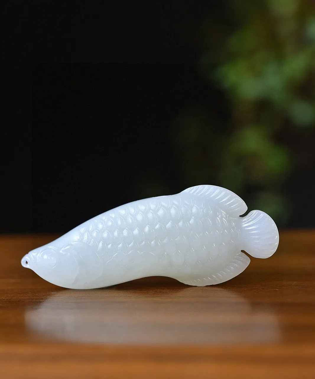 天然和田玉.羊脂玉.金龙鱼.玉坠.玉质油润.线条精美.寓意金玉满堂.大富大贵.顺风顺水.连年有余.品质保证全国复检.尺寸53.5/20.4/10.8重15.02克.