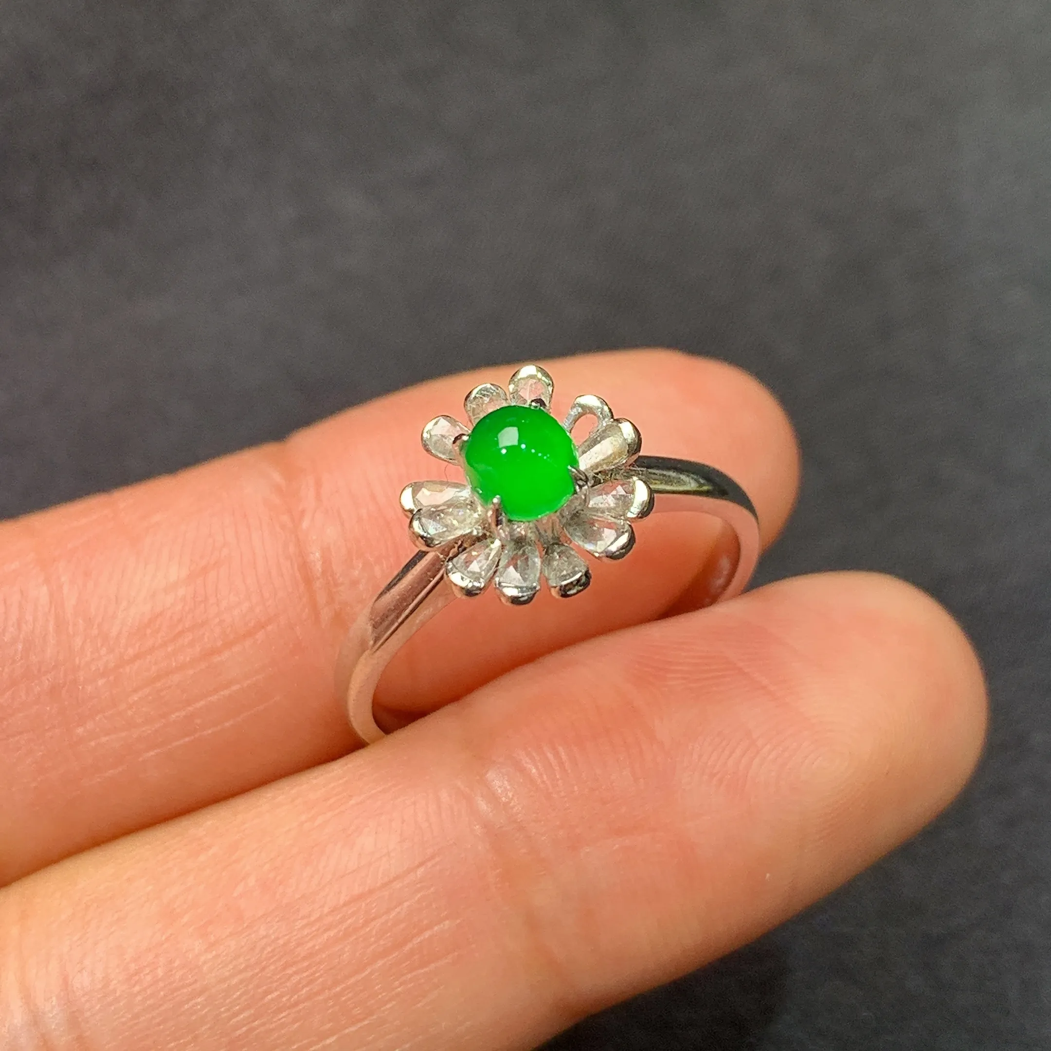 冰阳绿蛋面戒指 18k金镶嵌，款式精美，冰润色阳，圈口14 种水足，裸石尺寸4.3*3.9*2.3