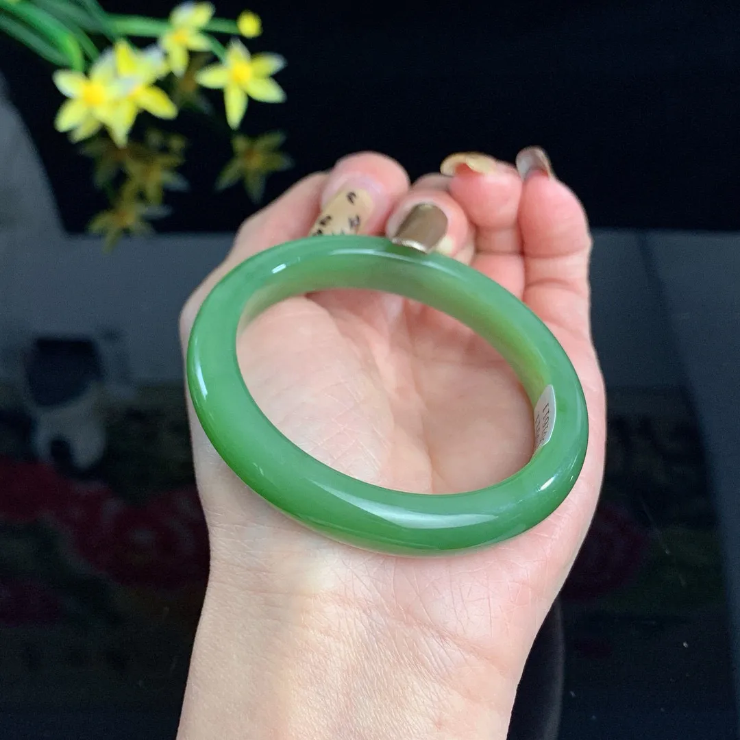 收藏款，和田玉碧玉54圈口阳绿色碧玉手镯！玉质细腻油润 底色纯净 无裂无杂 脂粉好，品质好！