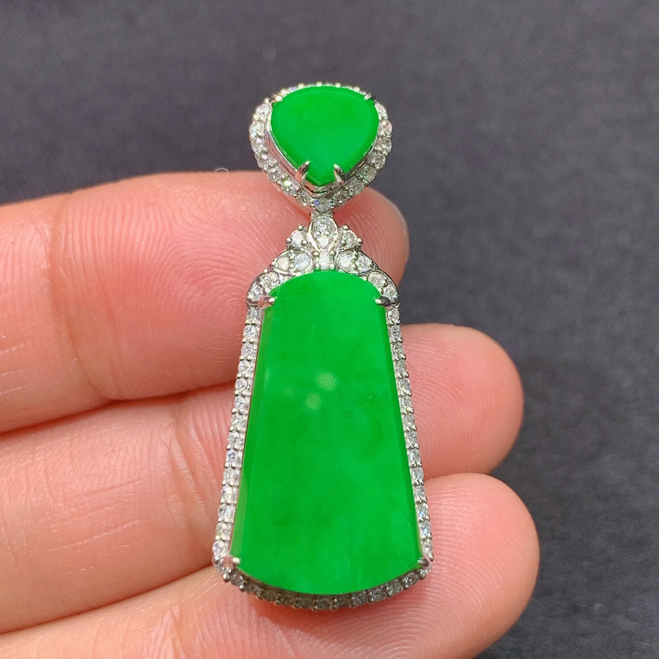 冰阳绿无事牌吊坠，18k金镶嵌，冰润色阳，种老水足，整体尺寸32.7*13.4*8.8