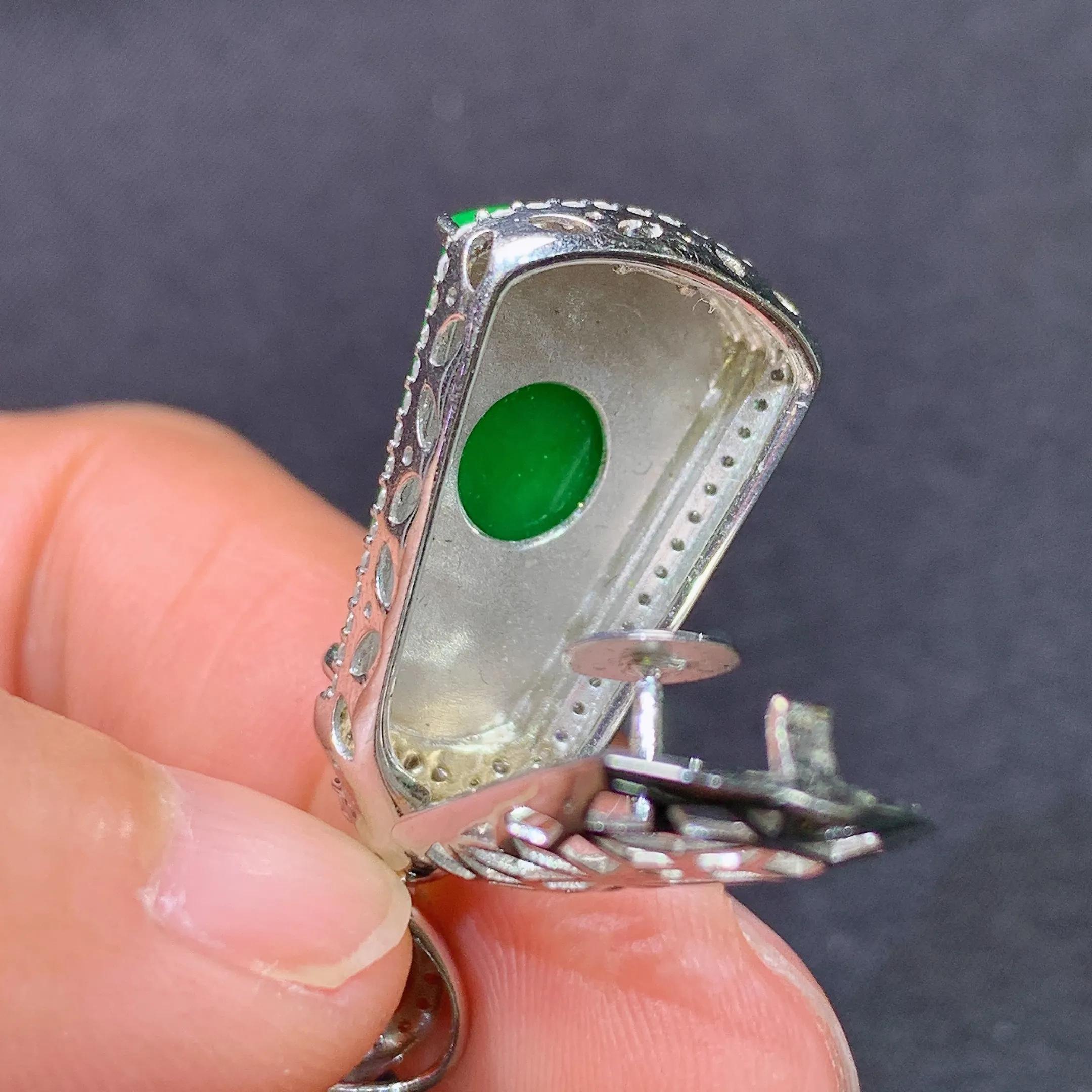 冰阳绿无事牌吊坠，18k金镶嵌，冰润色阳，种老水足，整体尺寸32.7*13.4*8.8