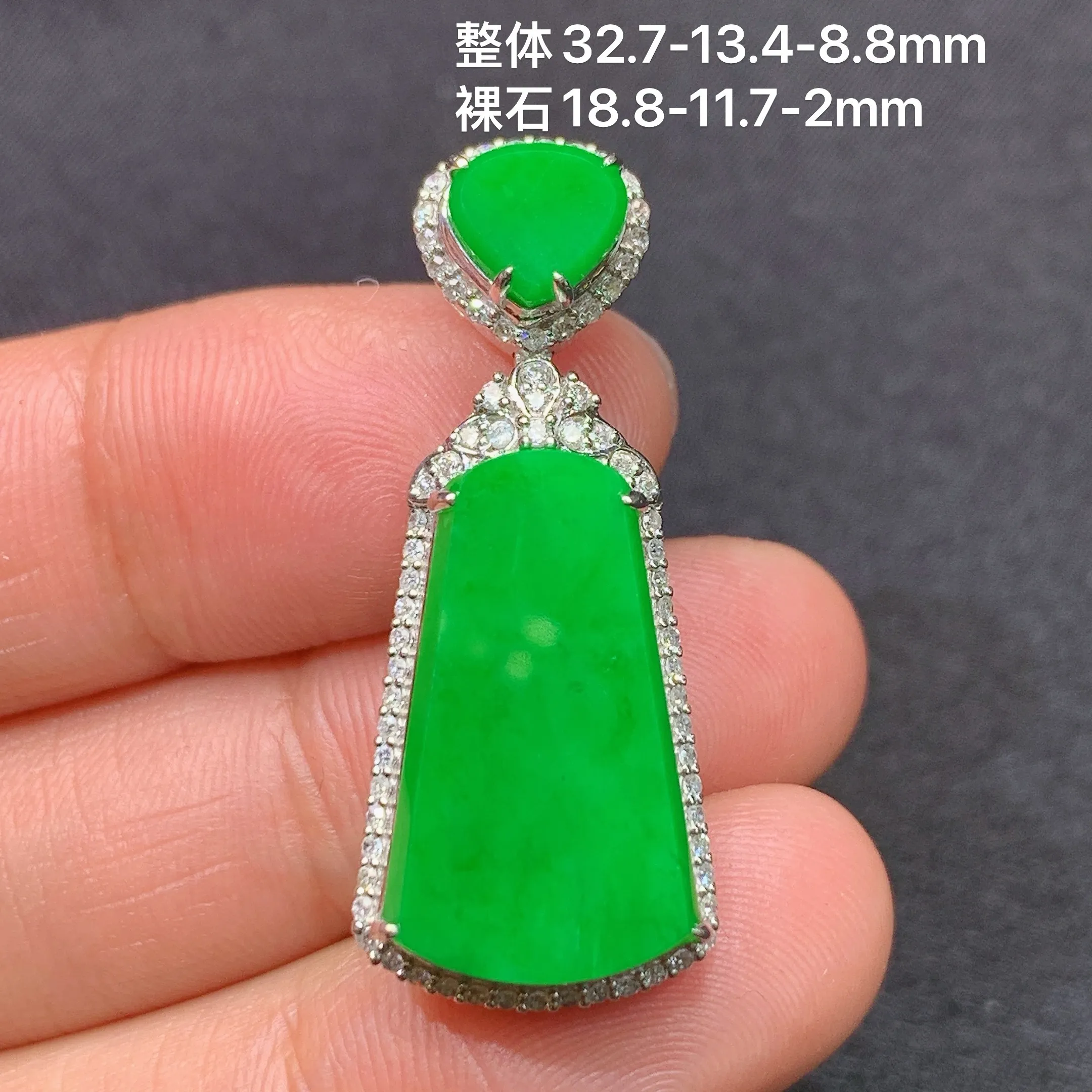 冰阳绿无事牌吊坠，18k金镶嵌，冰润色阳，种老水足，整体尺寸32.7*13.4*8.8