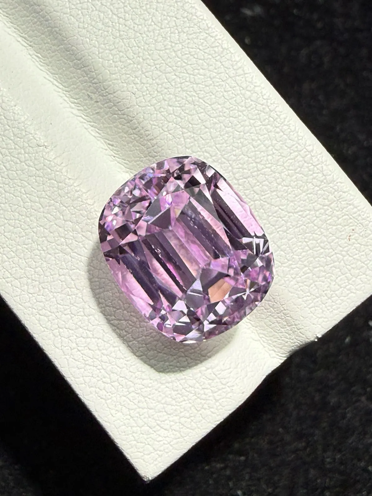 17.435ct天然紫锂辉裸石，颜色美艳，晶体干净，火彩足，尺寸14.5×12.3×11.7mm