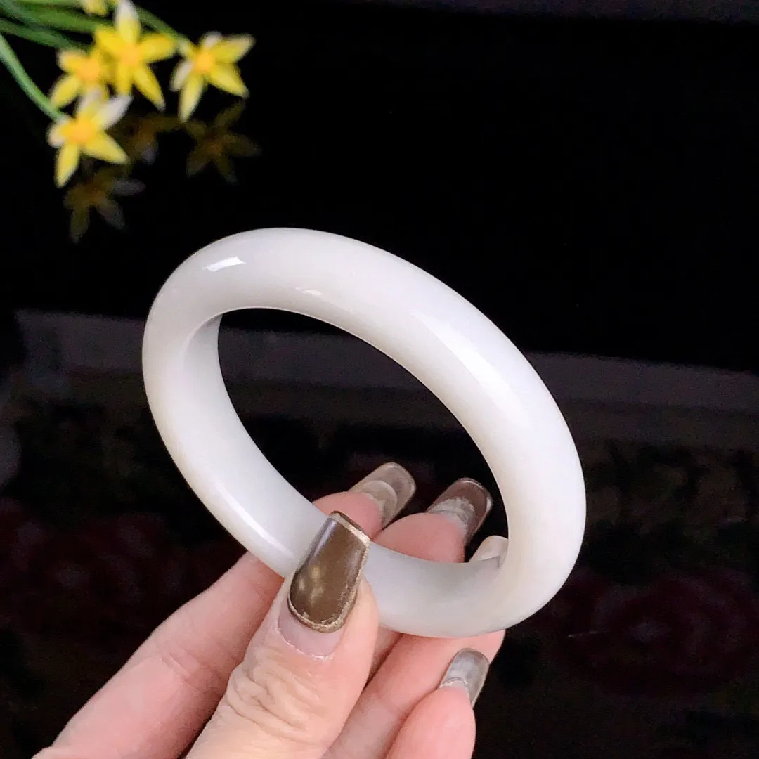 54.5圈口和田玉白玉手镯，镯型古朴典雅。在诗情画意的雨巷相遇，你是我腕间的一抹风情，有你眸有深情.清风荡漾湖间静水，我愿俯身低眉，在烟波涟漪处寻