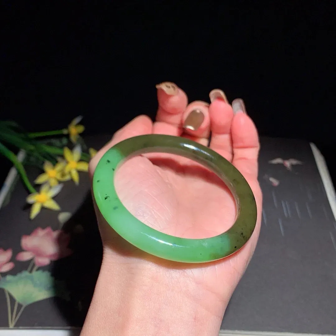 和田玉53.6圈口苹果绿圆条碧玉手镯！玉质细腻油润 底色纯净 脂粉好，品质好！