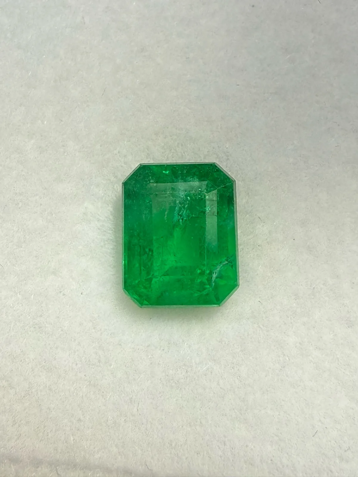 2.3ct天然祖母绿裸石，尺寸8.3*6.7*5.1 毫米，晶体微棉，颜色美艳