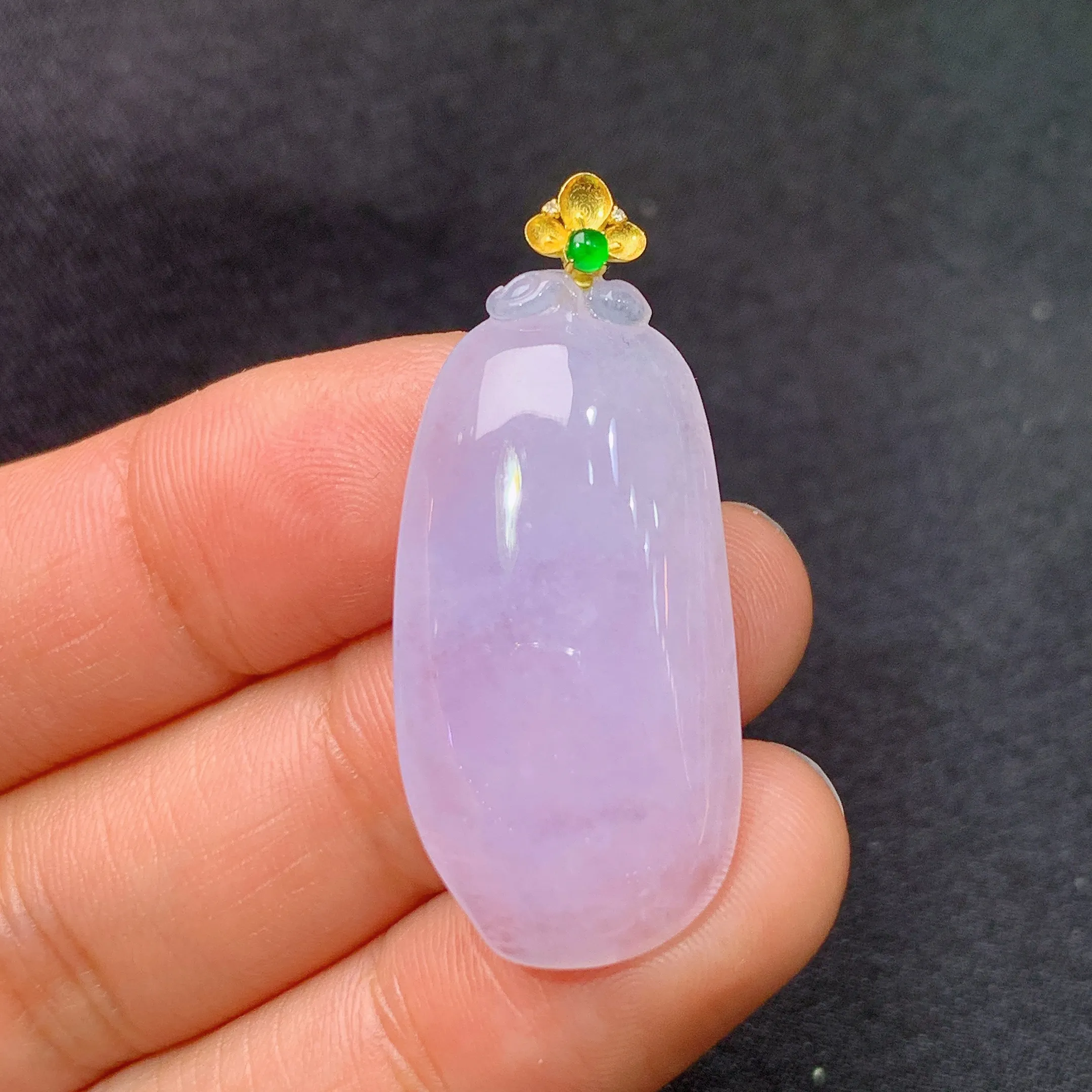 冰紫罗兰福瓜吊坠，18k金镶嵌，温润细腻，颜色鲜艳，整体尺寸27*16*6.6