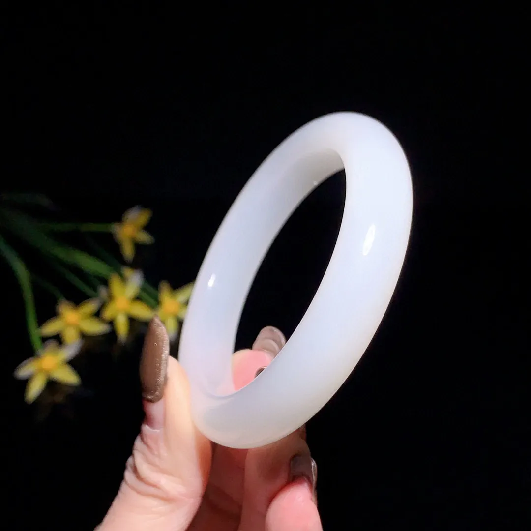 和田玉57圈口羊脂白手镯，玉质细腻油润 底色纯净 无裂无杂 脂粉好，品质好！