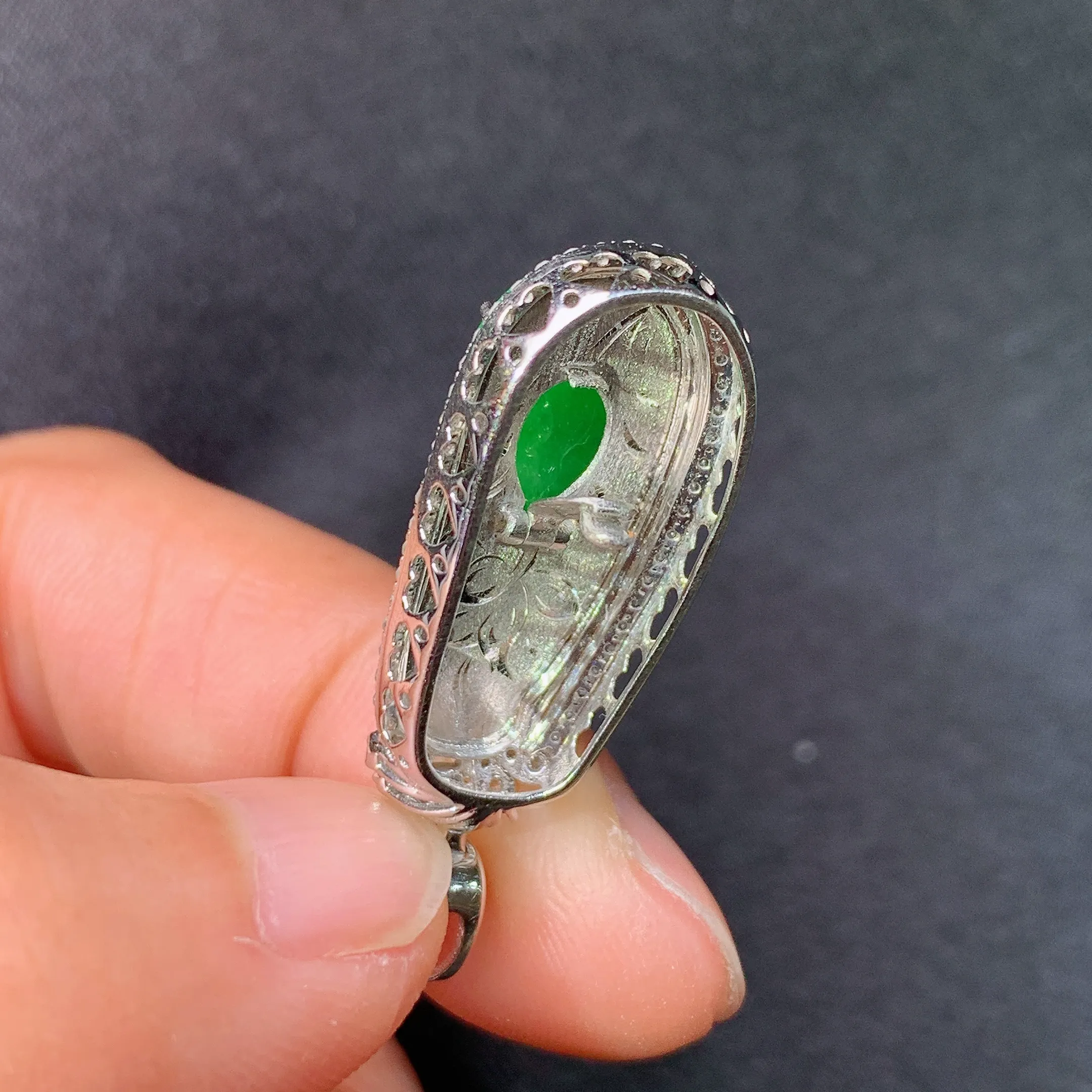 冰阳绿福豆吊坠，18k金镶嵌，冰润色阳，玉质细腻，种水足，整体尺寸33.3*12.2*7.9