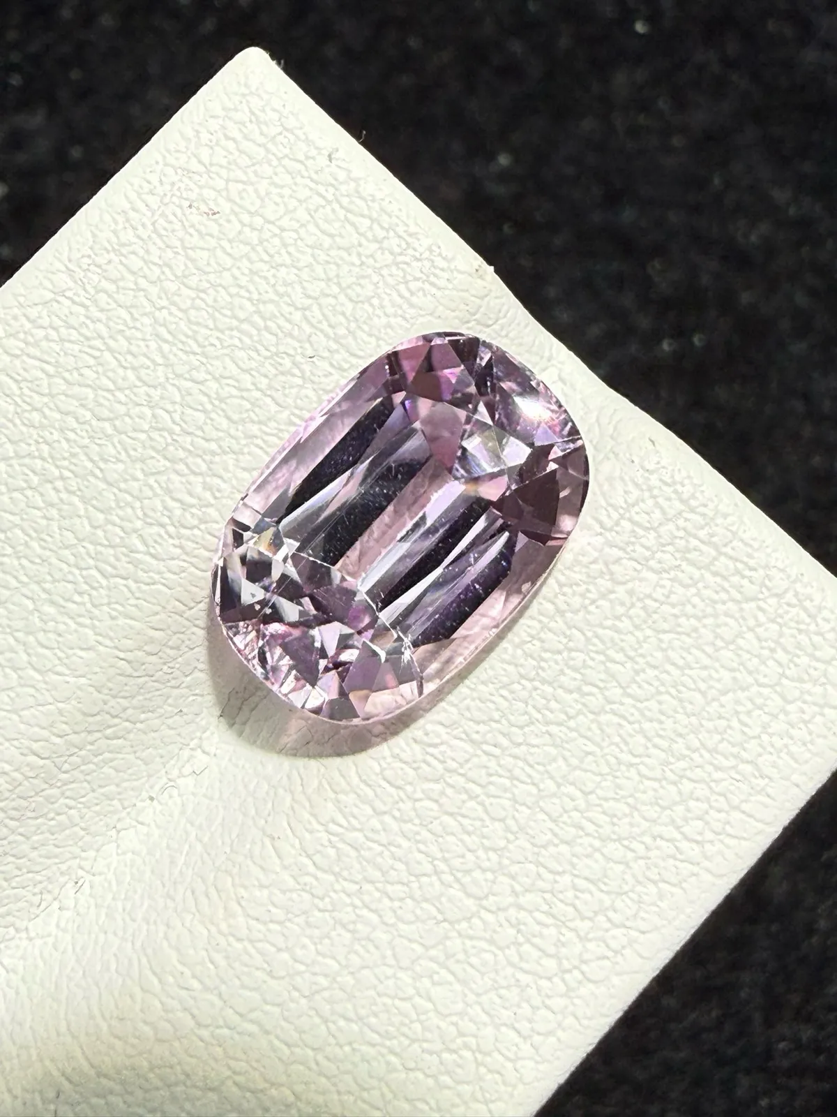 6.715ct天然紫锂辉裸石，颜色美艳，晶体干净，火彩足，尺寸12.7×8.9×7.4mm