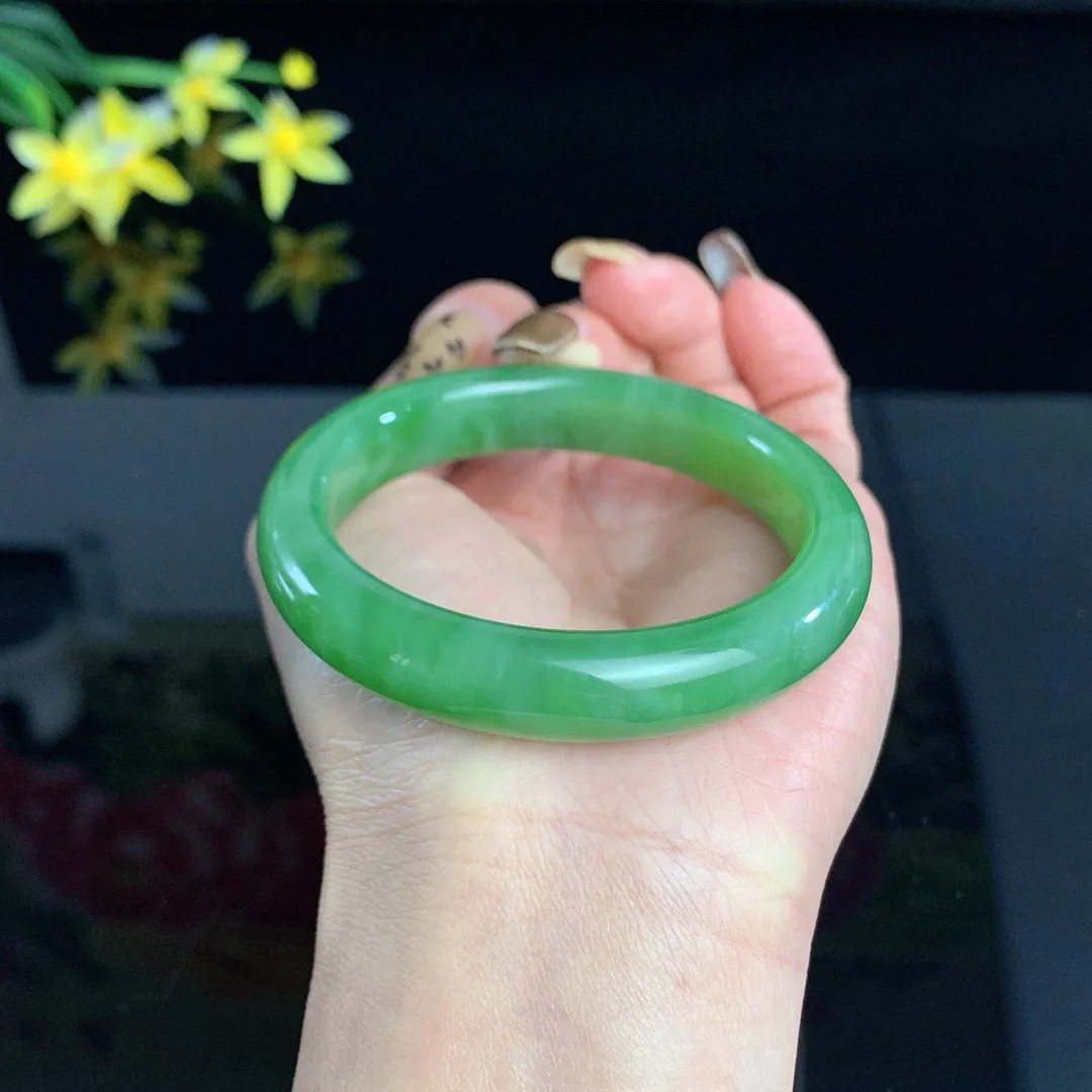 和田玉碧玉54.5圈口阳绿色碧玉手镯！玉质细腻油润 底色纯净 无裂无杂 脂粉好，品质好！