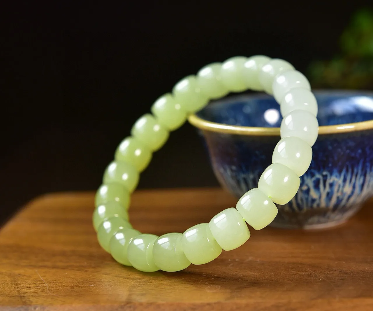 天然和田玉.黄口料.渐变色.老型珠.手链.玉质油润.无杂无裂.纯手工打磨.上手效果.时尚大方.优雅知性.品质保证全国复检.尺寸10/8mm.重32.49克.