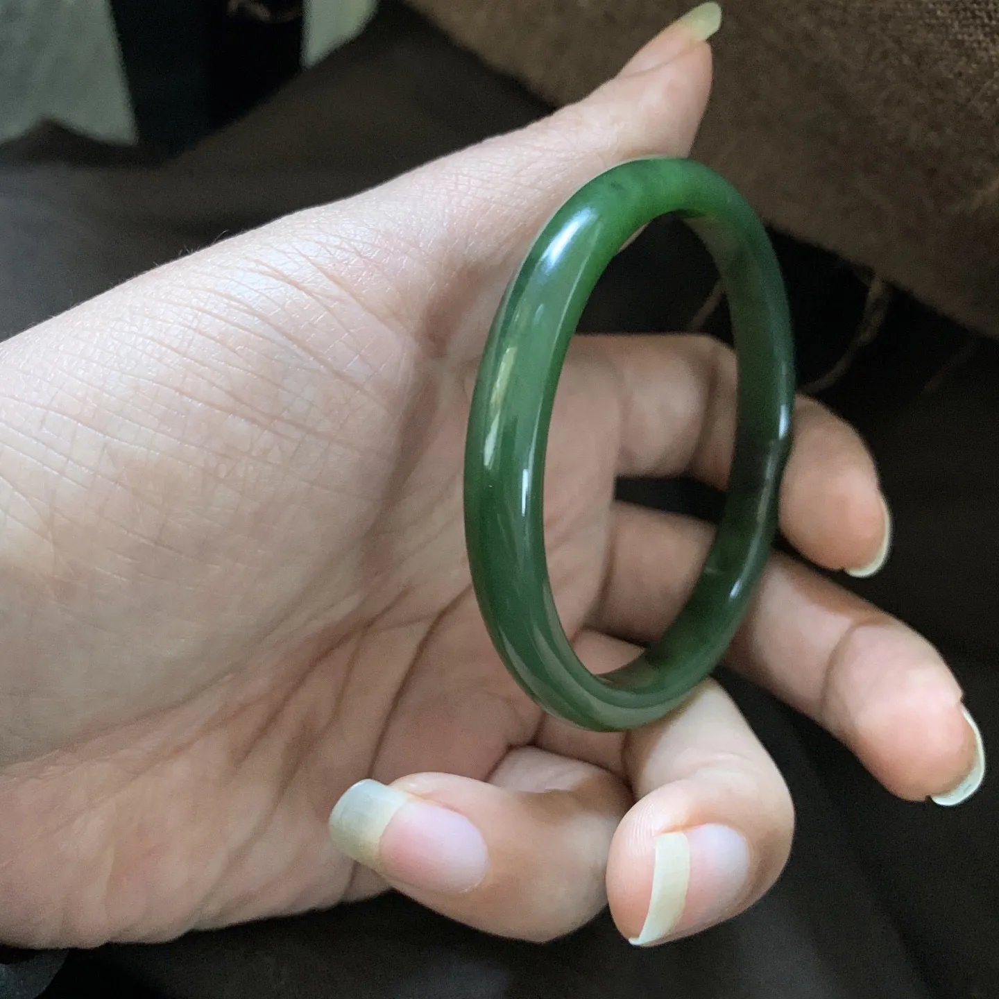 和田玉56.1圈口菠菜绿手镯【挽间柔情】，镯型古朴典雅。在诗情画意的雨巷相遇，你是我腕间的一抹风情，有你眸有深情.清风荡漾湖间静水，我愿俯身低眉，在烟波涟漪处寻