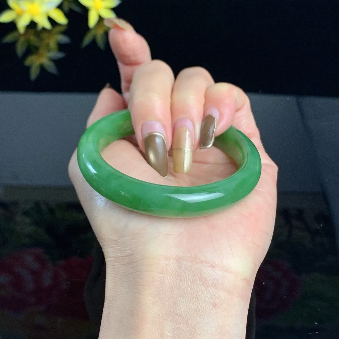 和田玉碧玉54.5圈口阳绿色碧玉手镯！玉质细腻油润 底色纯净 无裂无杂 脂粉好，品质好！