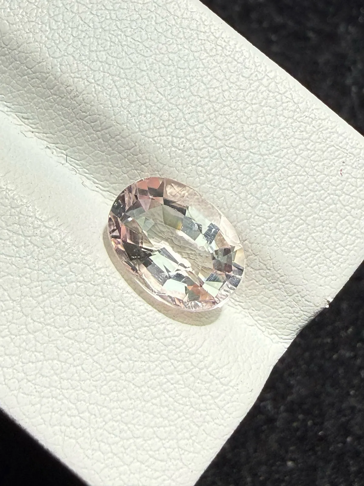 2.515ct天然摩根石裸石，颜色美艳，晶体通透，火彩足，尺寸10.2*7.3*5.4mm