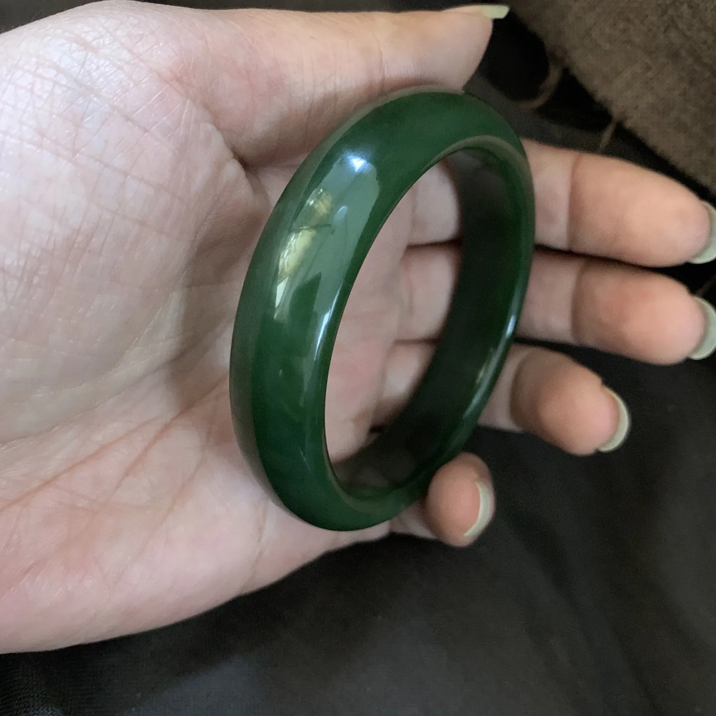 和田玉碧玉56.2圈口菠菜绿手镯，镯型古朴典雅。在诗情画意的雨巷相遇，你是我腕间的一抹风情，有你眸有深情.清风荡漾湖间静水，我愿俯身低眉，在烟波涟漪处寻