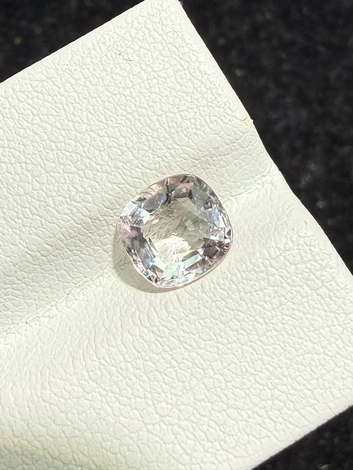 1.34ct天然摩根石裸石，颜色美艳，晶体通透，火彩足，尺寸6.8*7*3.9mm