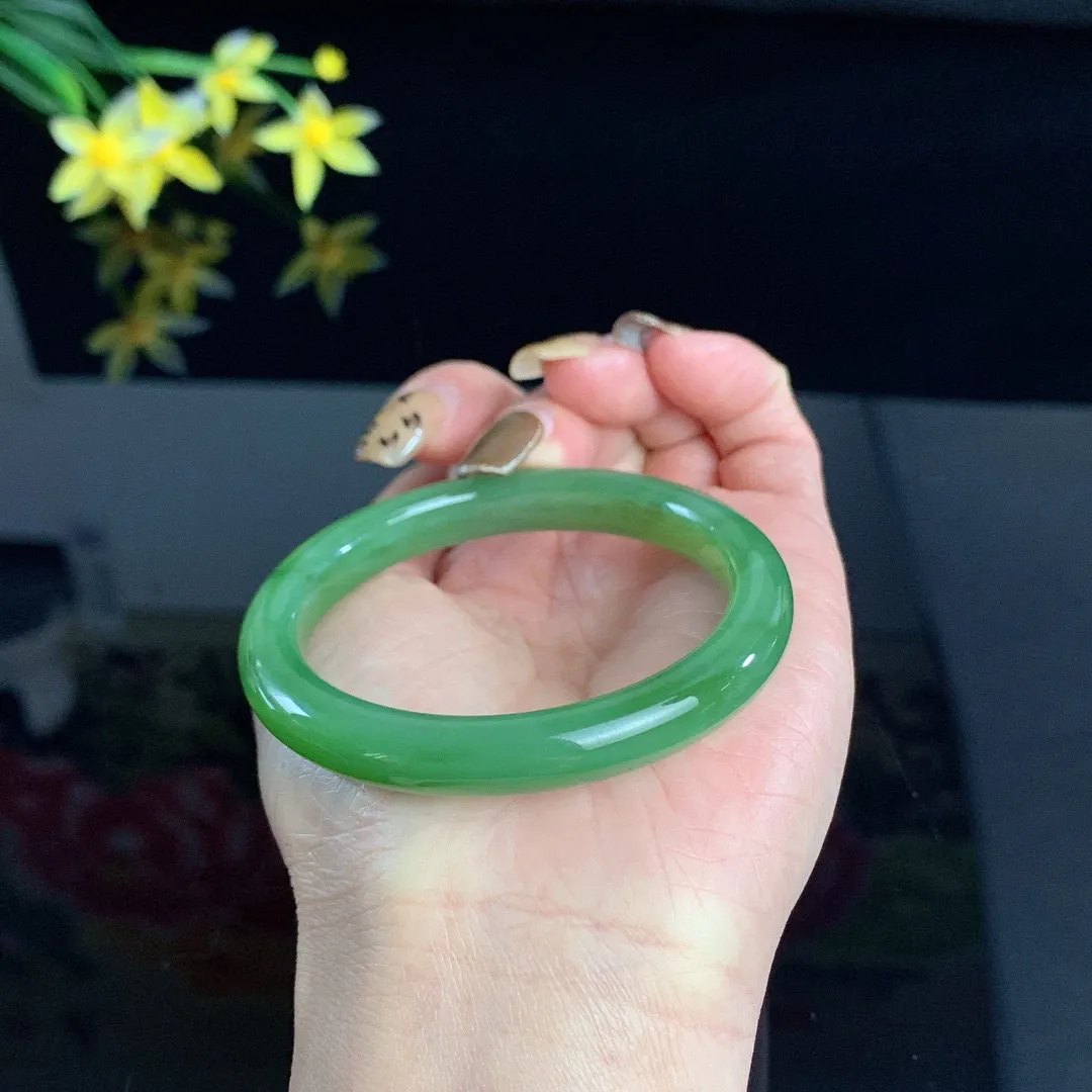 和田玉碧玉52.5圈口阳绿色碧玉手镯！玉质细腻油润 底色纯净 无裂无杂 脂粉好，品质好！