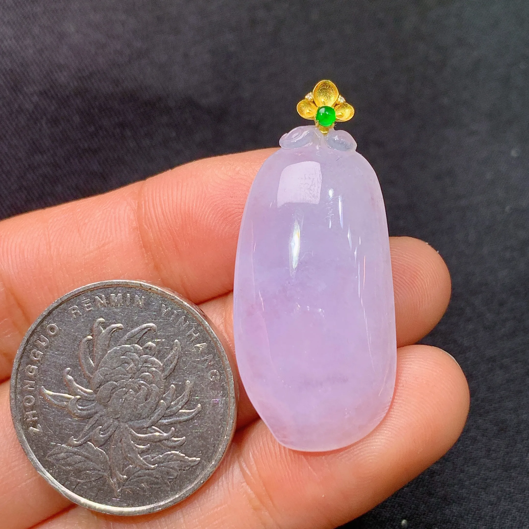 冰紫罗兰福瓜吊坠，18k金镶嵌，温润细腻，颜色鲜艳，整体尺寸27*16*6.6