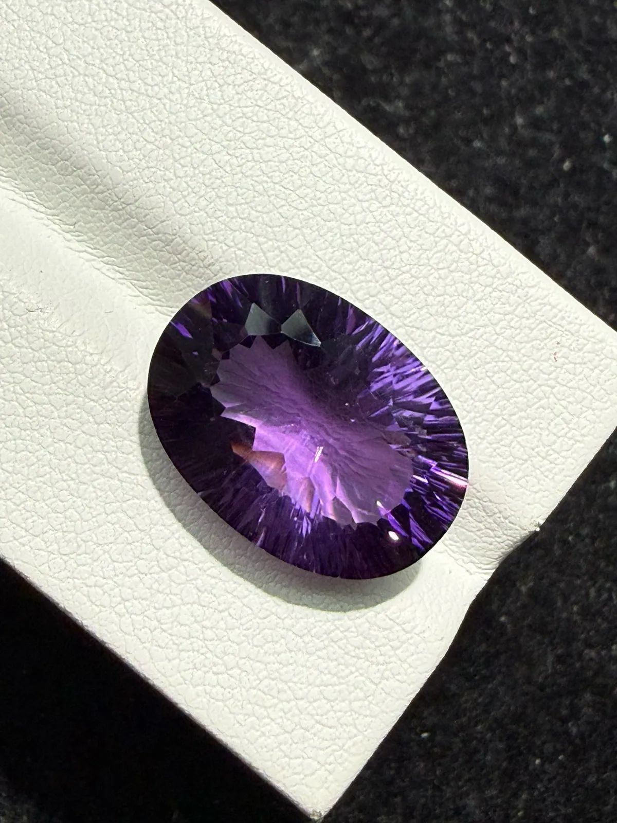 11.78ct天然紫水晶裸石，尺寸17.7*12.8*8.4mm，颜色美艳 ，晶体通透，火彩足