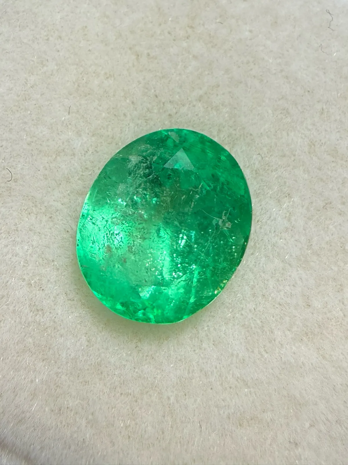 2.64ct天然哥伦比亚祖母绿裸石，尺寸10.2*8.6*6.7 毫米，晶体微棉，颜色美艳