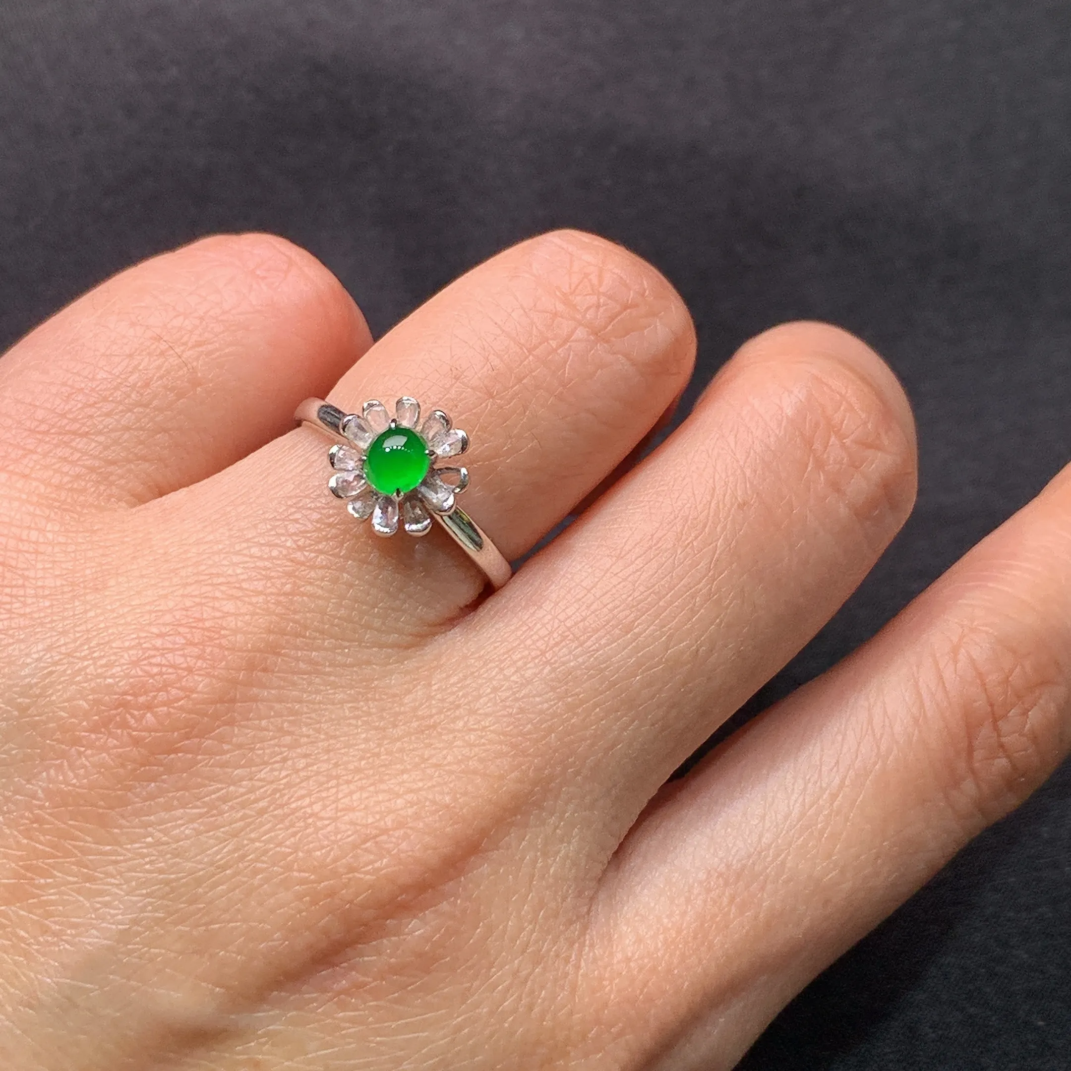 冰阳绿蛋面戒指 18k金镶嵌，款式精美，冰润色阳，圈口14 种水足，裸石尺寸4.3*3.9*2.3