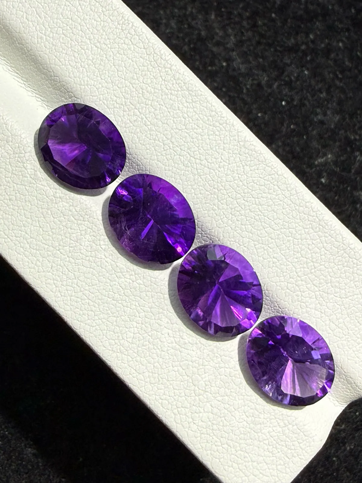 13.36ct天然紫水晶裸石，尺寸11*8.8*6.5mm，颜色美艳 ，晶体通透，火彩足