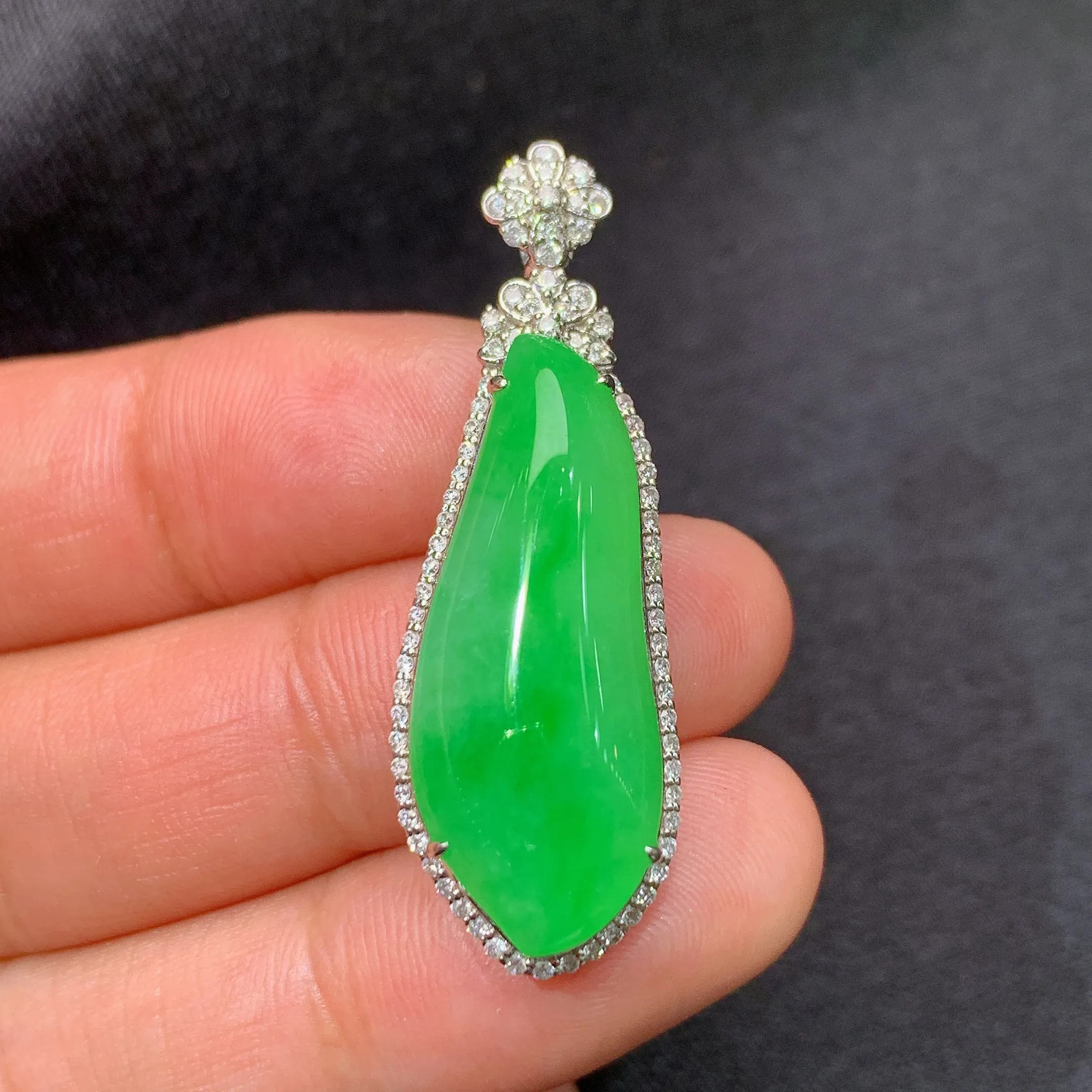 冰阳绿福瓜吊坠，18k金镶嵌，色泽鲜阳，冰润细腻，种水足，整体尺寸38.5*13.2*9.2