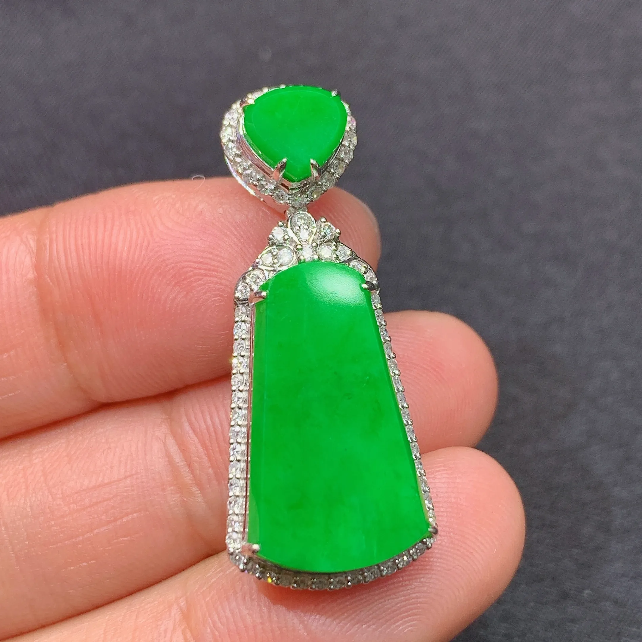 冰阳绿无事牌吊坠，18k金镶嵌，冰润色阳，种老水足，整体尺寸32.7*13.4*8.8