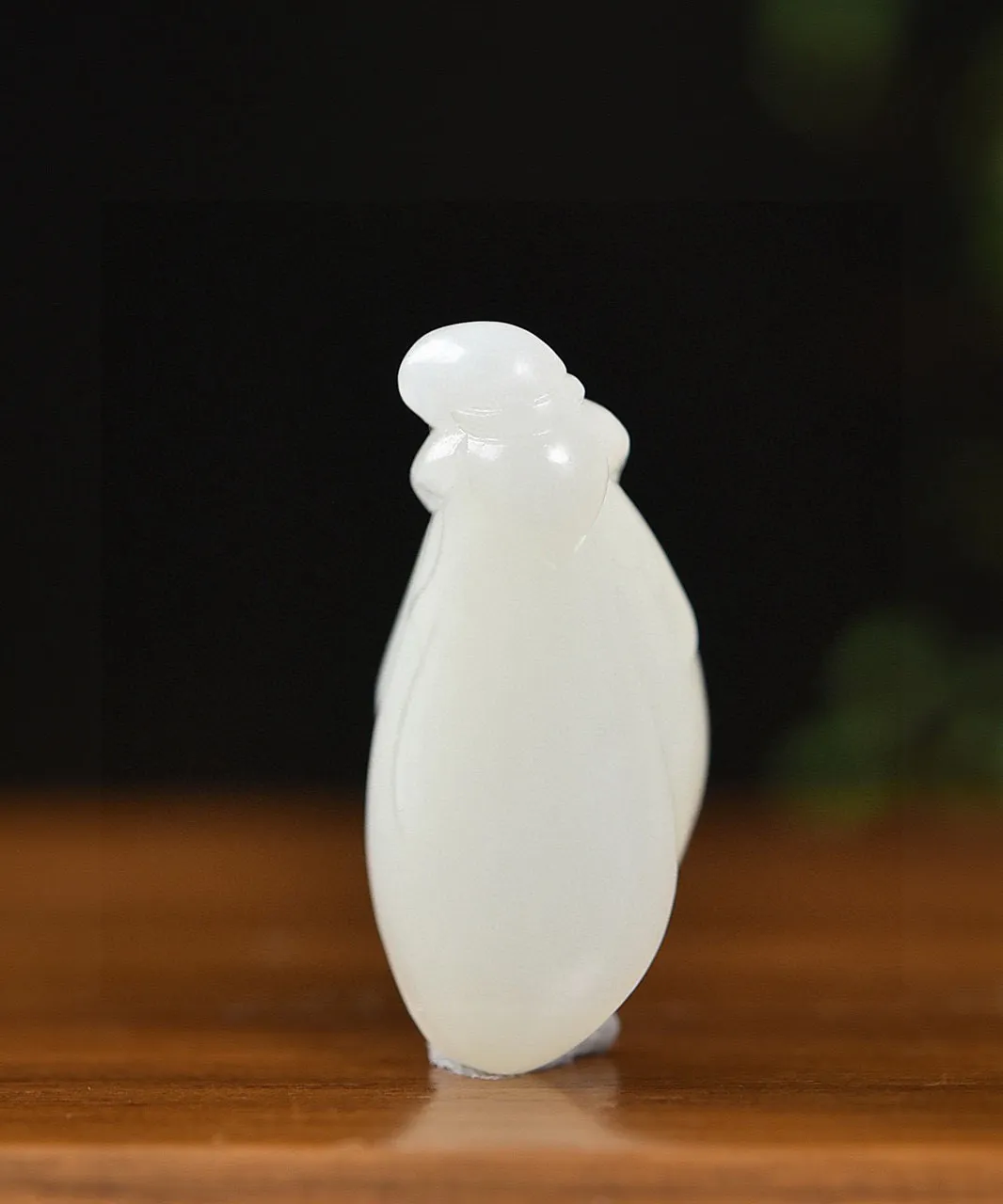 天然和田玉.羊脂玉.玉兰花.玉坠.玉质油润.雕琢精美.玉兰花意为品位高洁.贤德俊雅之意.尽显个人修养