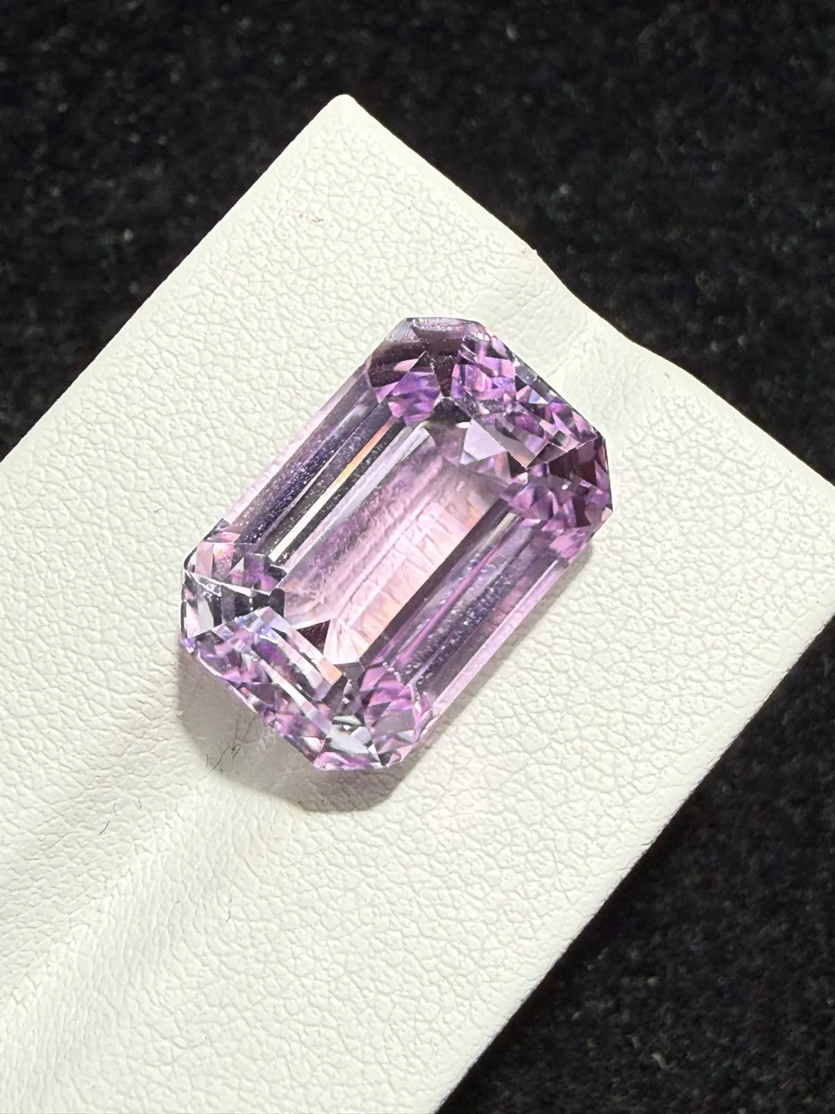 18.985ct天然紫锂辉裸石，颜色美艳，晶体干净，火彩足，尺寸16.8×11.2×10.7mm