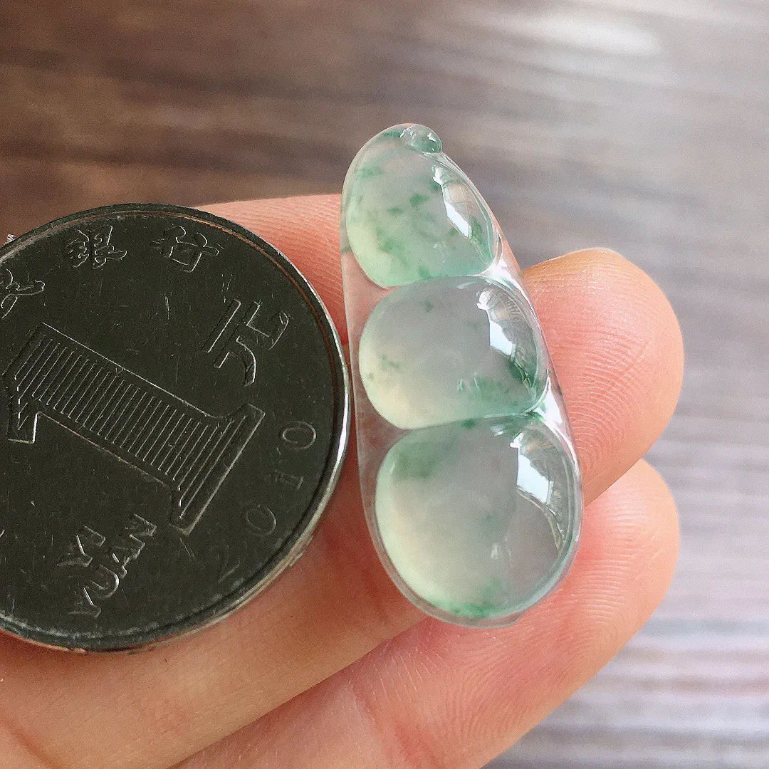 冰飘花福豆，冰润饱满，玉质细腻，种水足，整体尺寸27.2*11.5*4.8