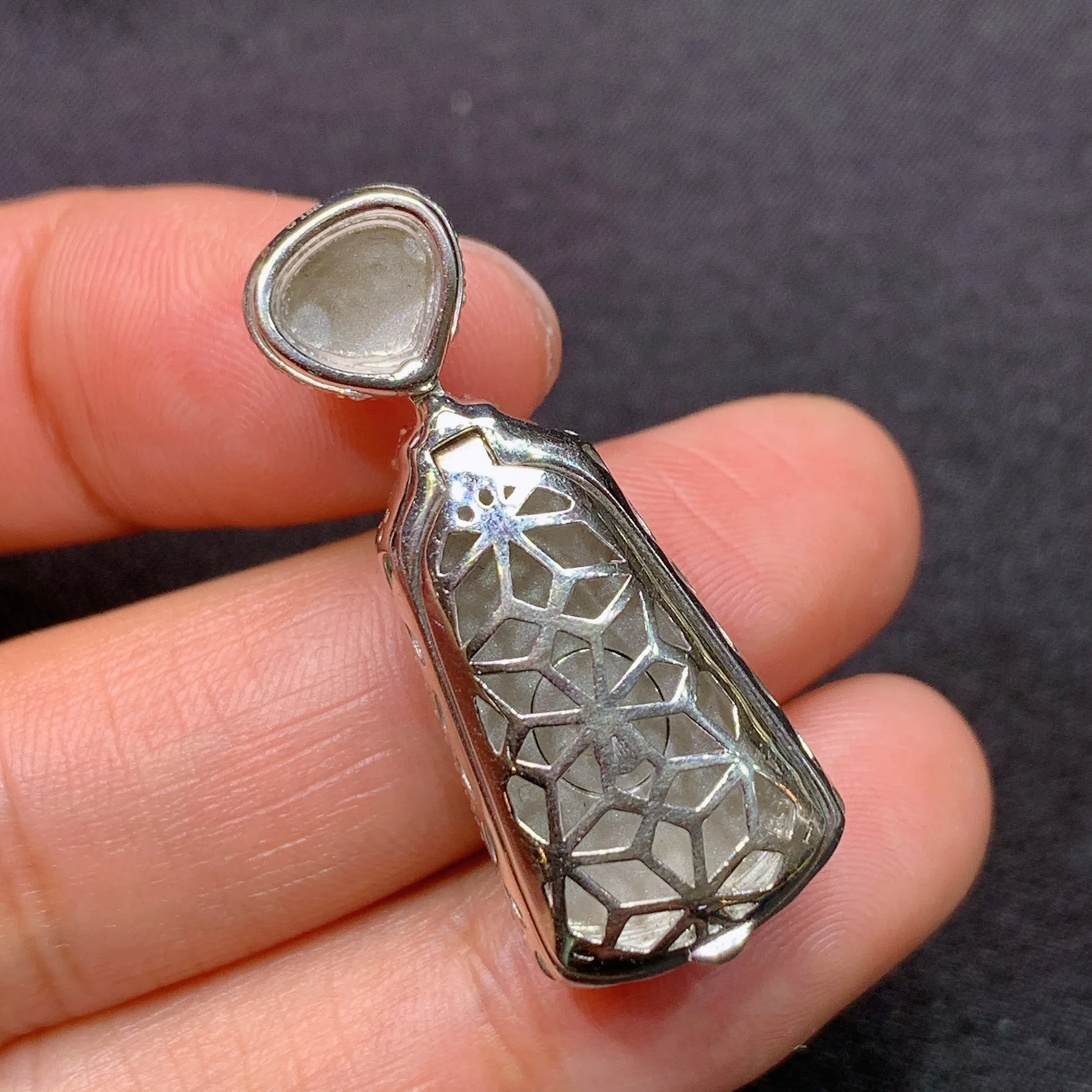 冰阳绿无事牌吊坠，18k金镶嵌，冰润色阳，种老水足，整体尺寸32.7*13.4*8.8