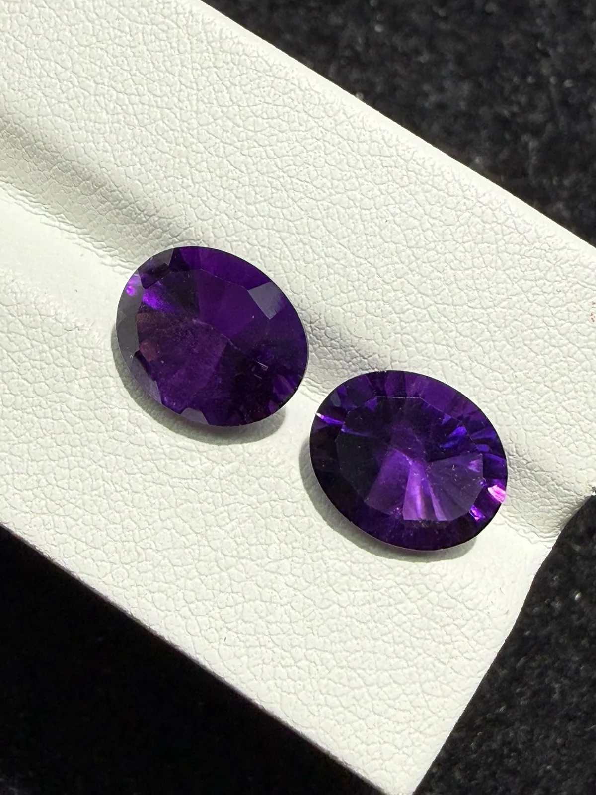 6.675ct天然紫水晶裸石，尺寸10.9*8.9*5.8mm，颜色美艳 ，晶体通透，火彩足