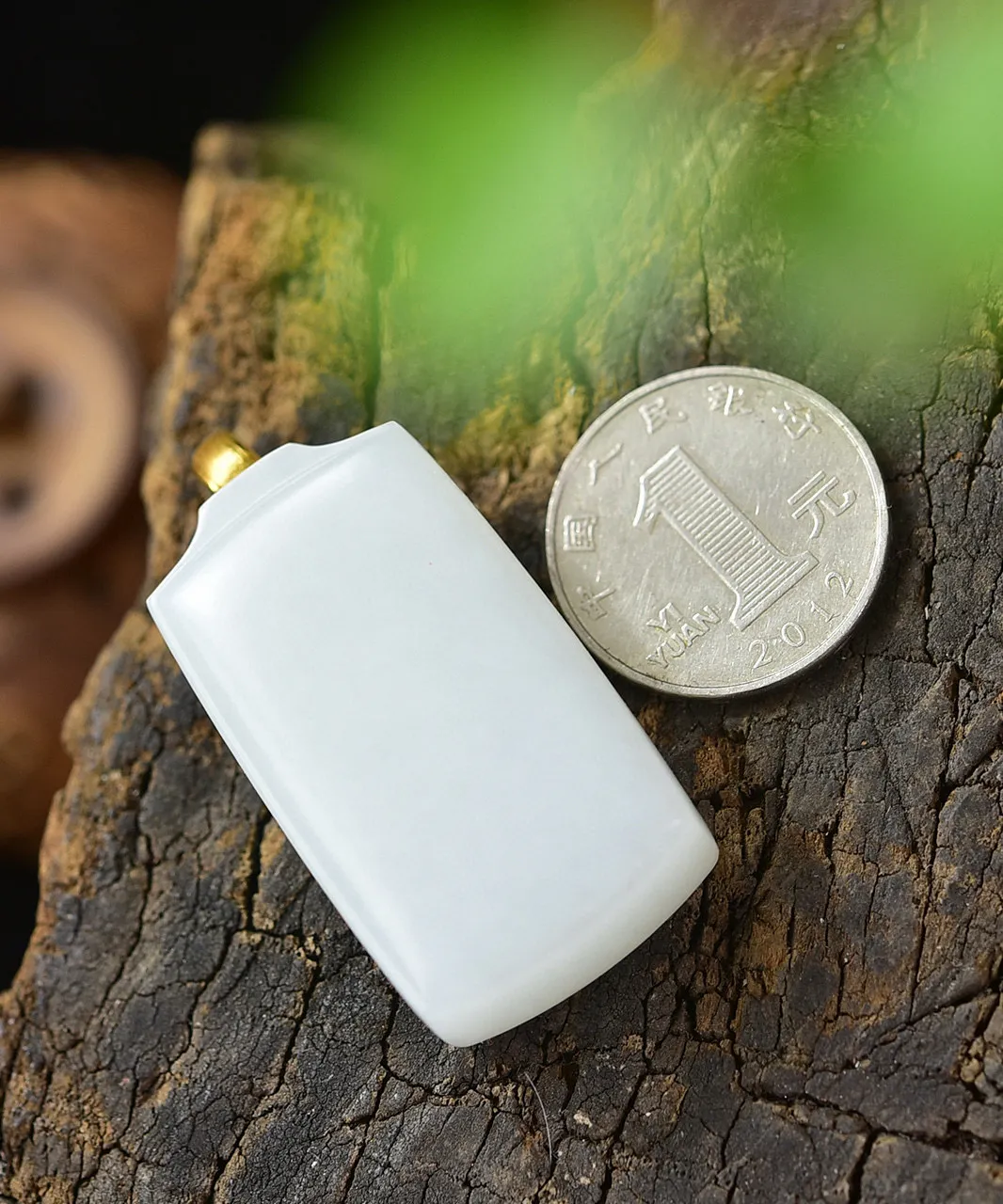 天然和田玉.18k镶嵌.羊脂玉.平安无事牌.玉质细腻.打磨润泽.牌形秀美.素面而出.寓意平安健康.事事顺遂.吉祥如意.品质保证全国复检.尺寸43.5/24.3/14.5重38.09克.