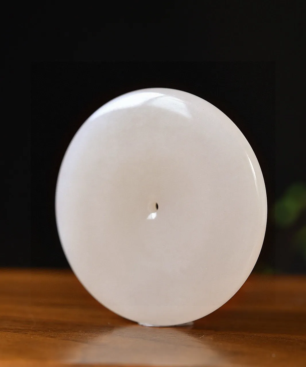 天然和田玉.藕粉.大平安扣.玉质油润细腻.线条简洁优美.古时称为壁.寓意事事圆满.扣住平安.品质保证全国复检.尺寸50.9/7重37.19克.