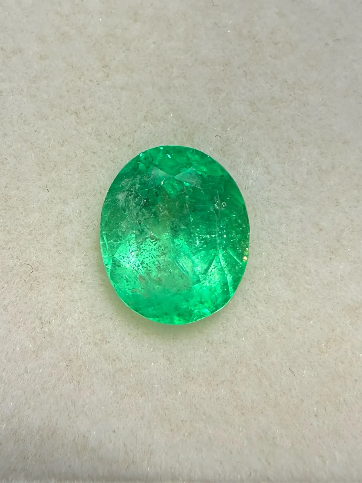 2.64ct天然哥伦比亚祖母绿裸石，尺寸10.2*8.6*6.7 毫米，晶体微棉，颜色美艳