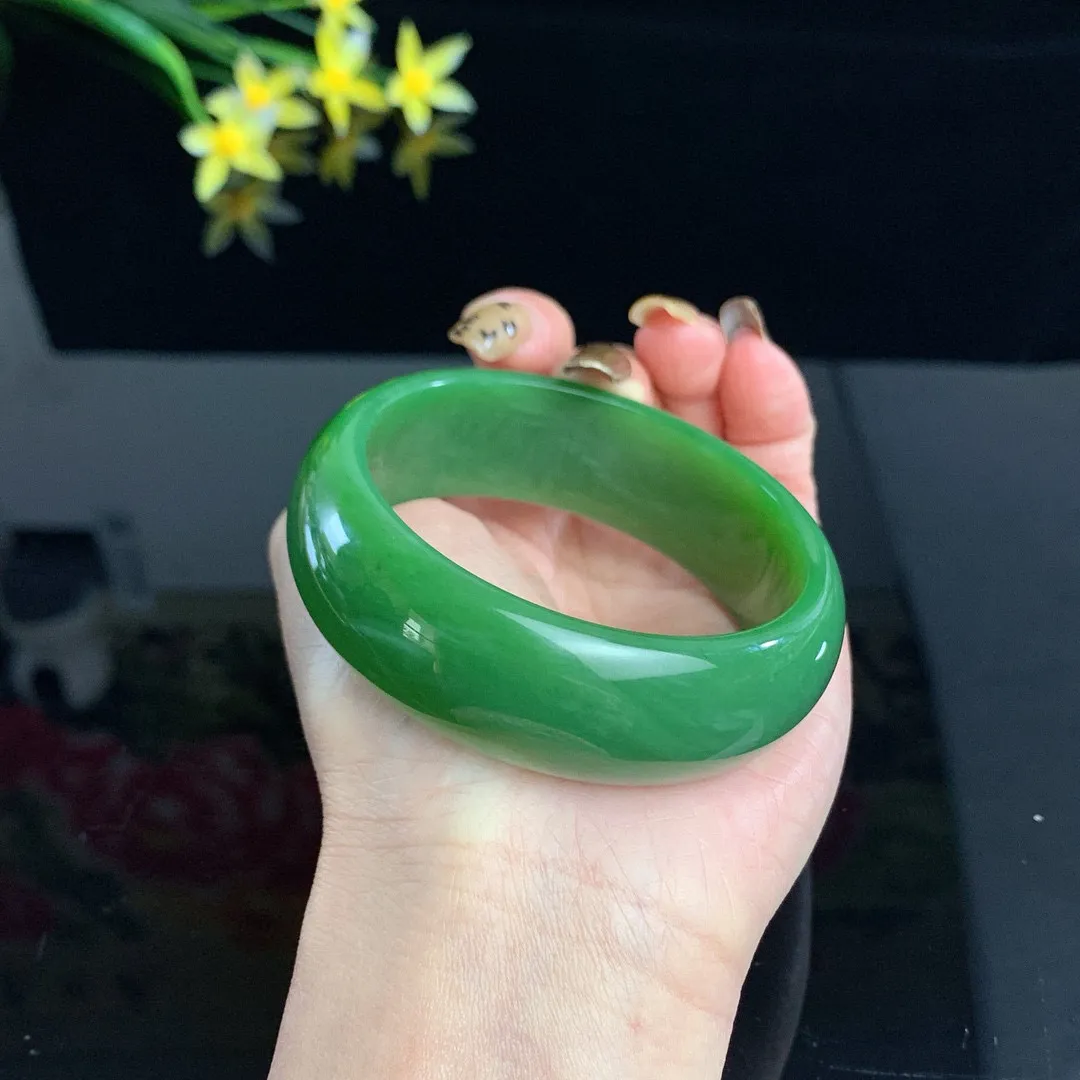 和田玉56.9圈口阳绿色宽版碧玉手镯！圈口56.9宽20.1重78克，玉质细腻油润 底色纯净 脂粉好，品质好！