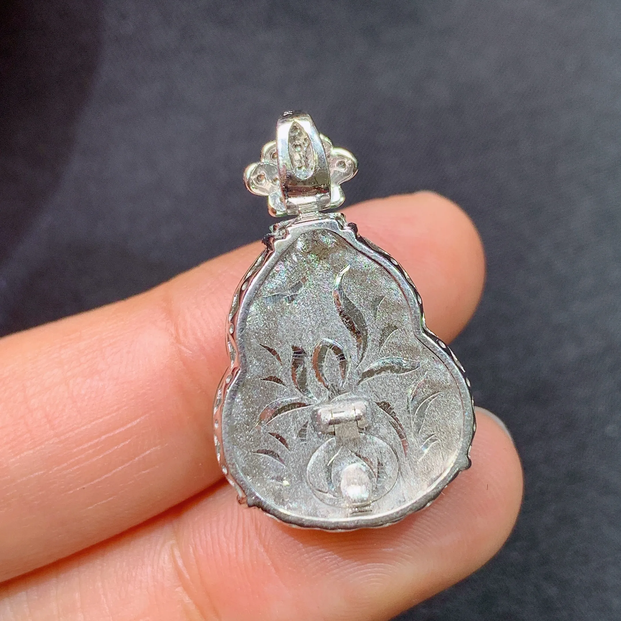 冰阳绿葫芦吊坠，18k金镶嵌，色泽鲜阳，冰润细腻，种水足，整体尺寸26.9*16.7*8.8