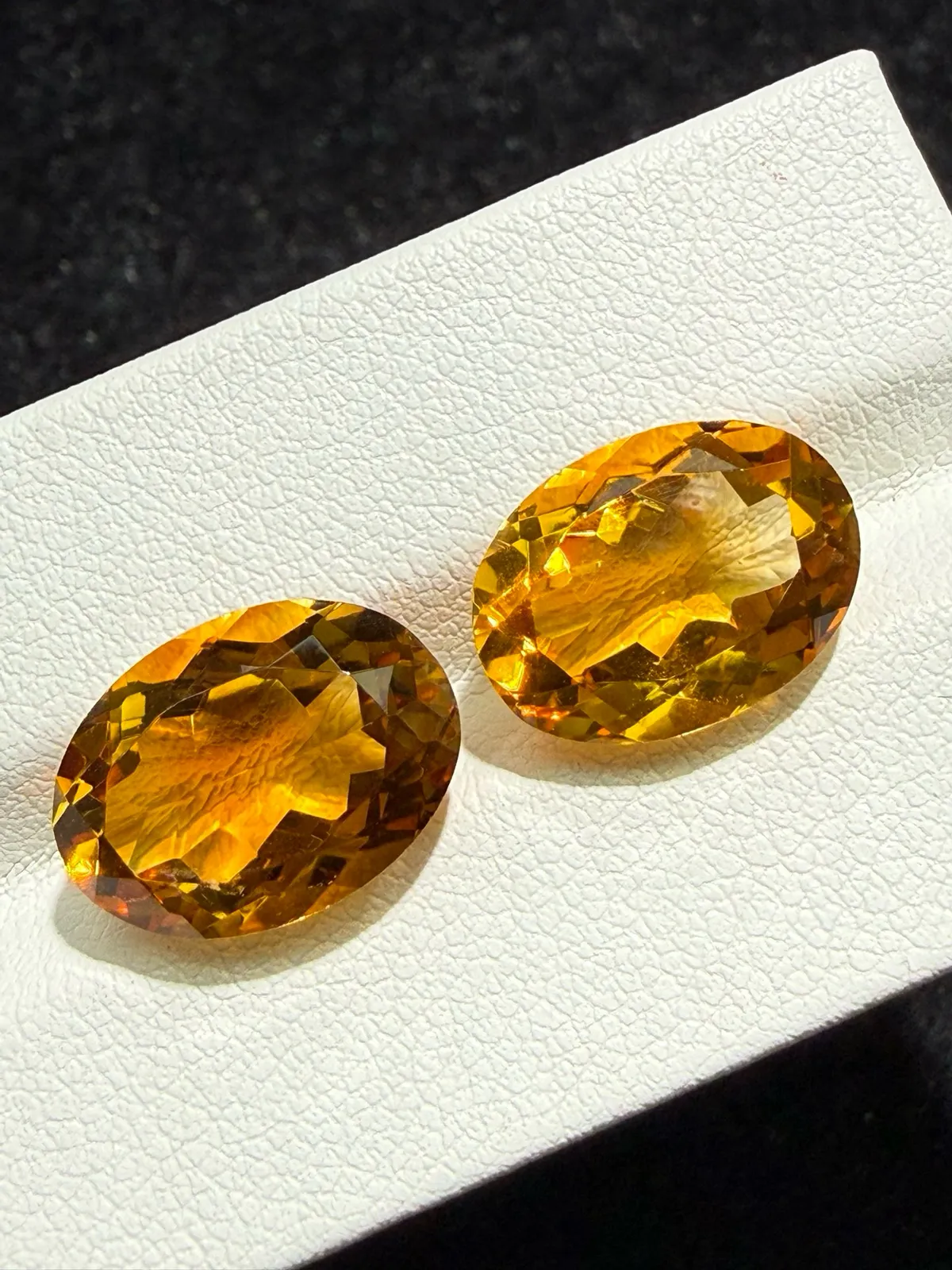 11.465ct天然黄水晶裸石，尺寸13.6*9.8*6.7mm，颜色美艳 ，晶体通透，火彩足