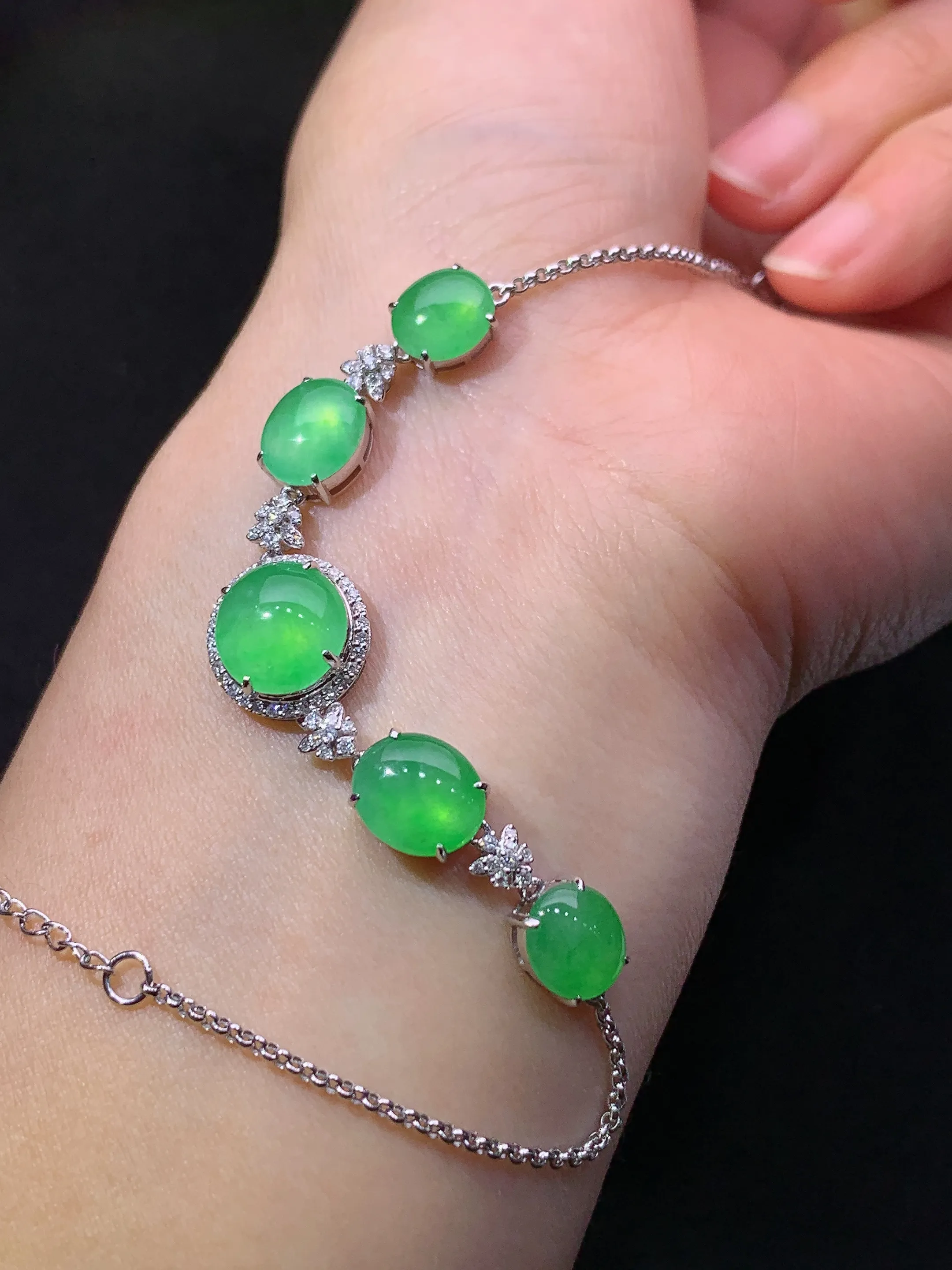 冰阳绿蛋面手链，18k金镶嵌，简约时尚，冰润色阳，种水足，整体尺寸9.4*9.2*3.5