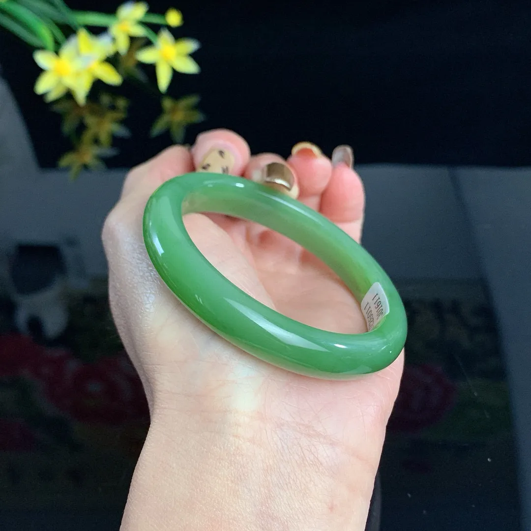 收藏款，和田玉碧玉54圈口阳绿色碧玉手镯！玉质细腻油润 底色纯净 无裂无杂 脂粉好，品质好！
