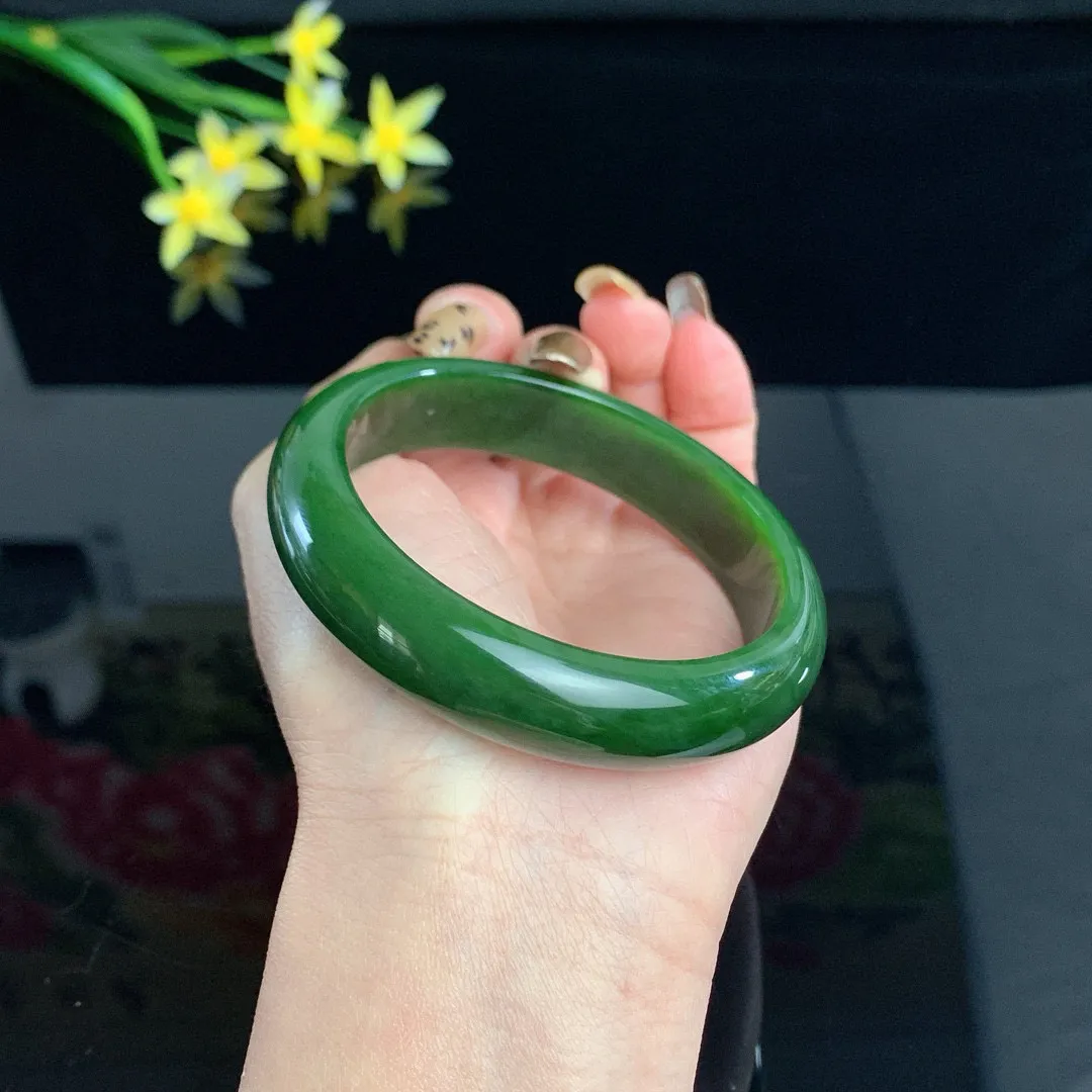 和田玉碧玉60圈口菠菜绿碧玉手镯！玉质细腻油润 底色纯净 无裂无杂 脂粉好，品质好！
