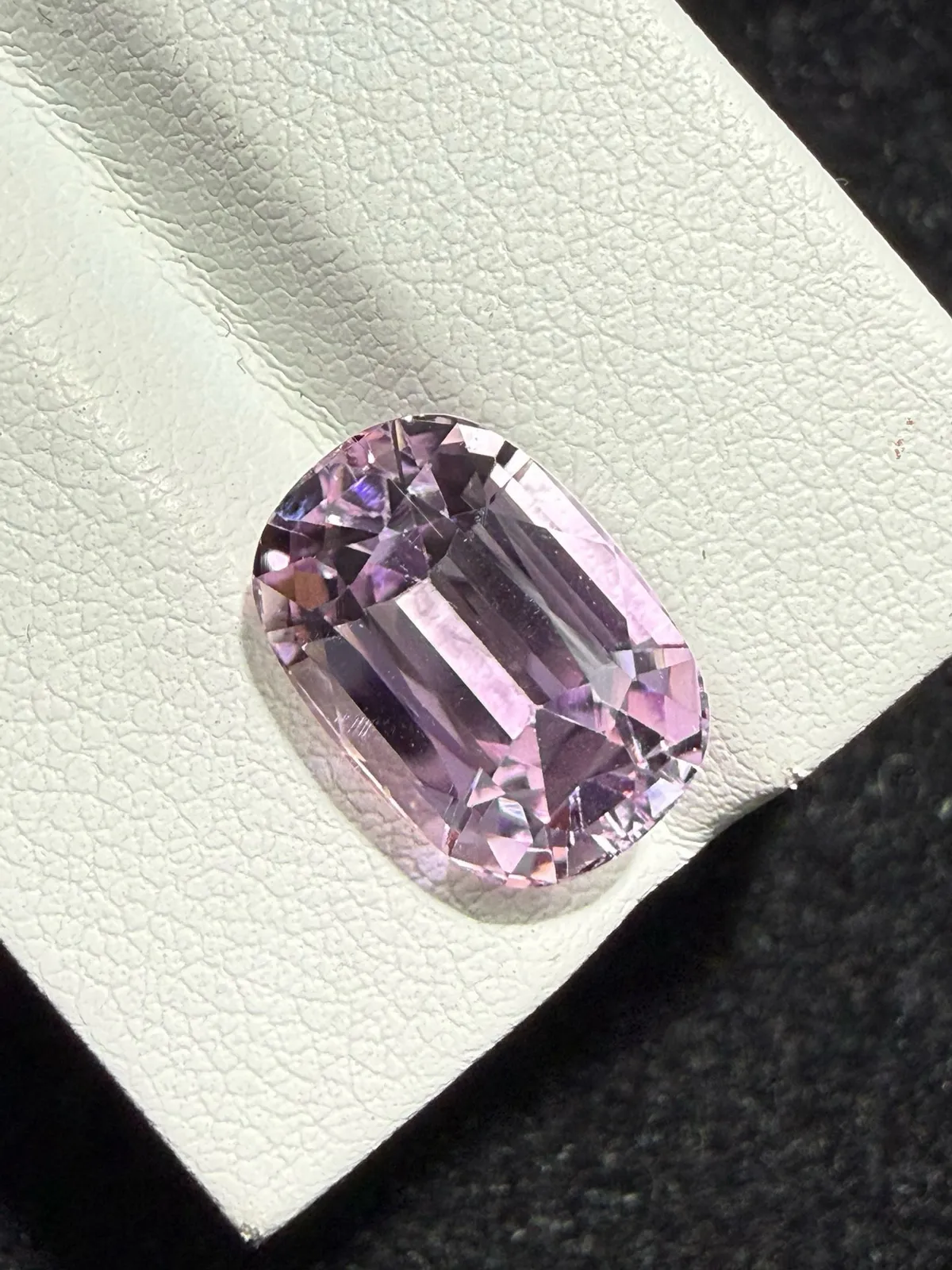 6.715ct天然紫锂辉裸石，颜色美艳，晶体干净，火彩足，尺寸12.7×8.9×7.4mm
