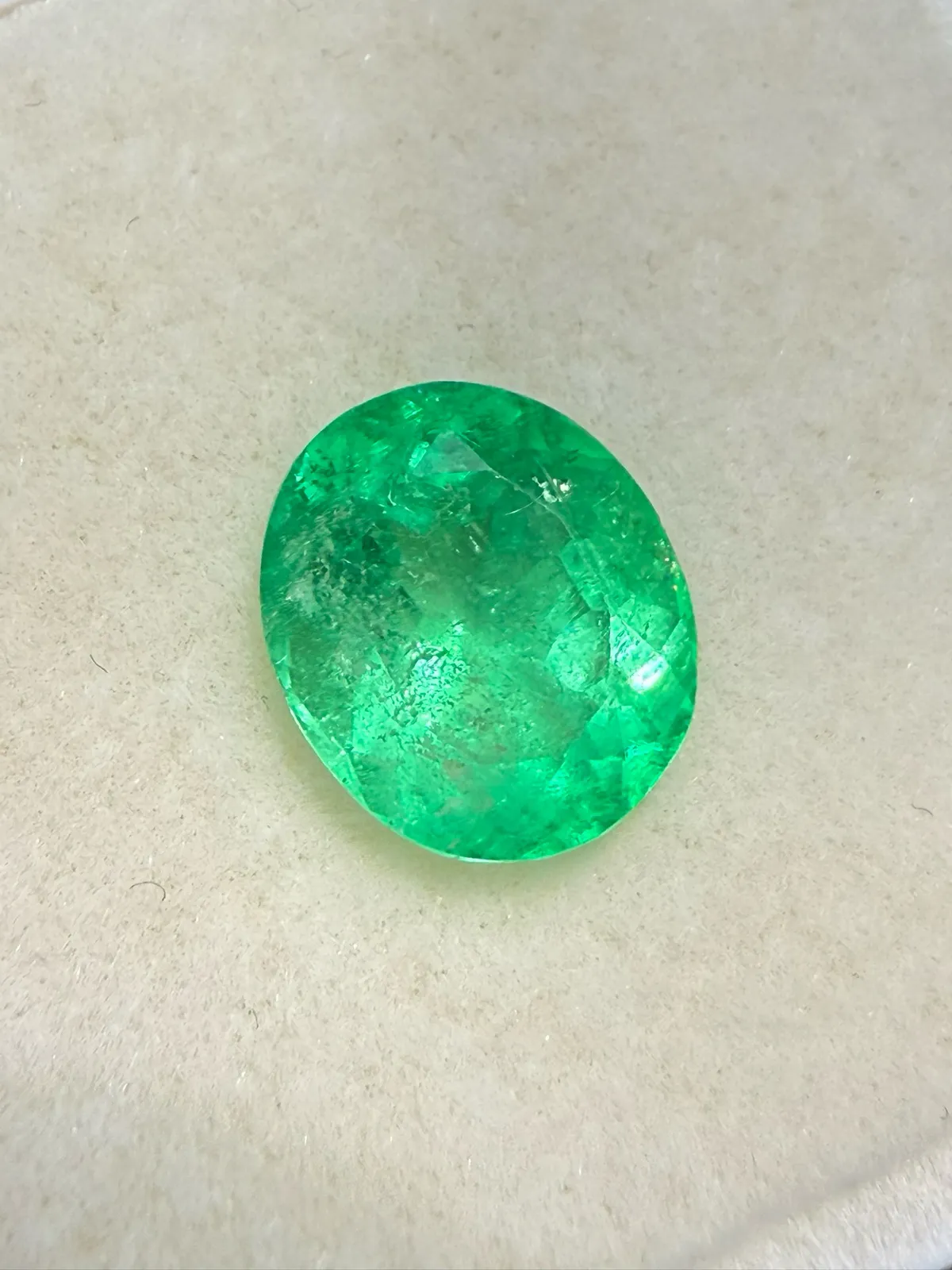 2.64ct天然哥伦比亚祖母绿裸石，尺寸10.2*8.6*6.7 毫米，晶体微棉，颜色美艳