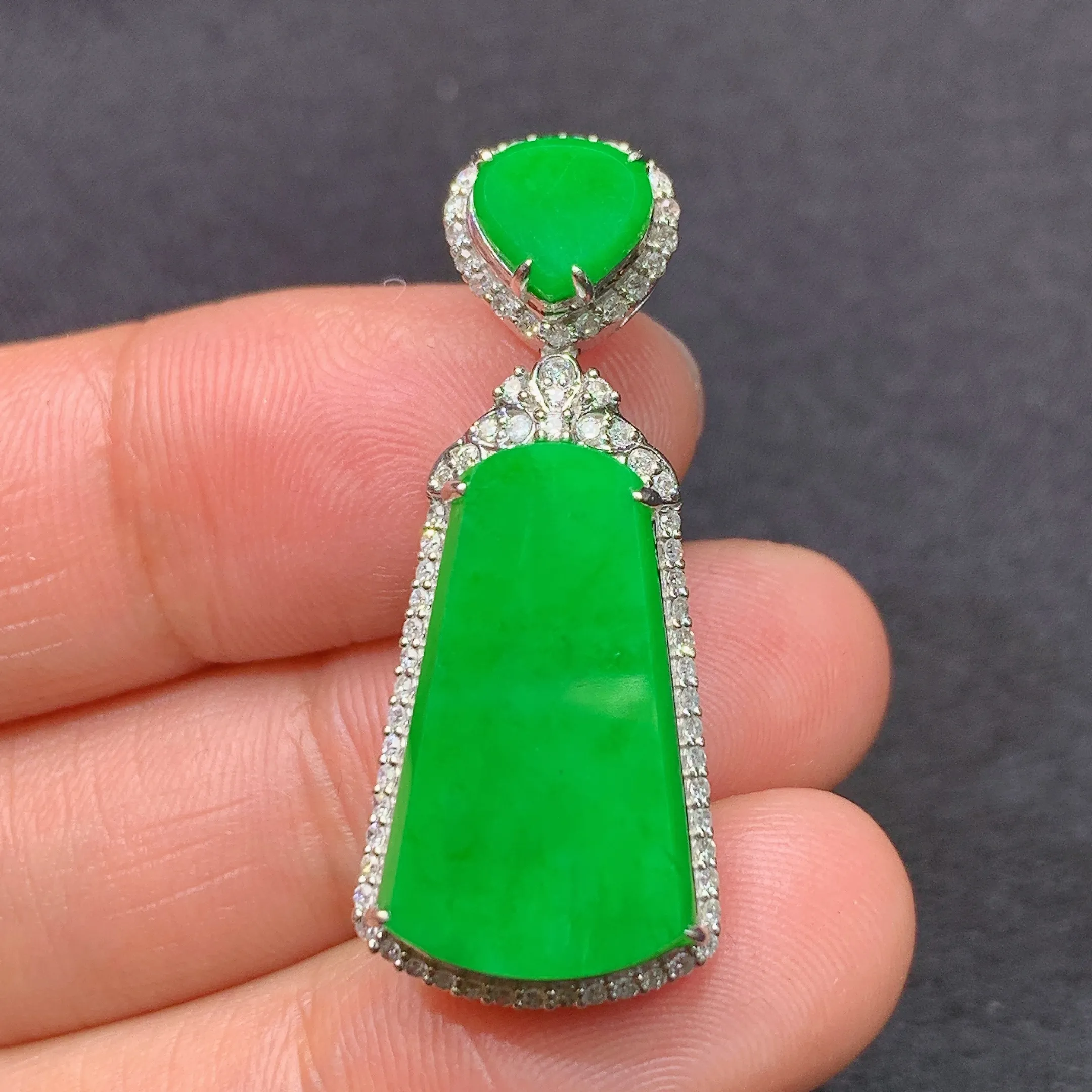 冰阳绿无事牌吊坠，18k金镶嵌，冰润色阳，种老水足，整体尺寸32.7*13.4*8.8