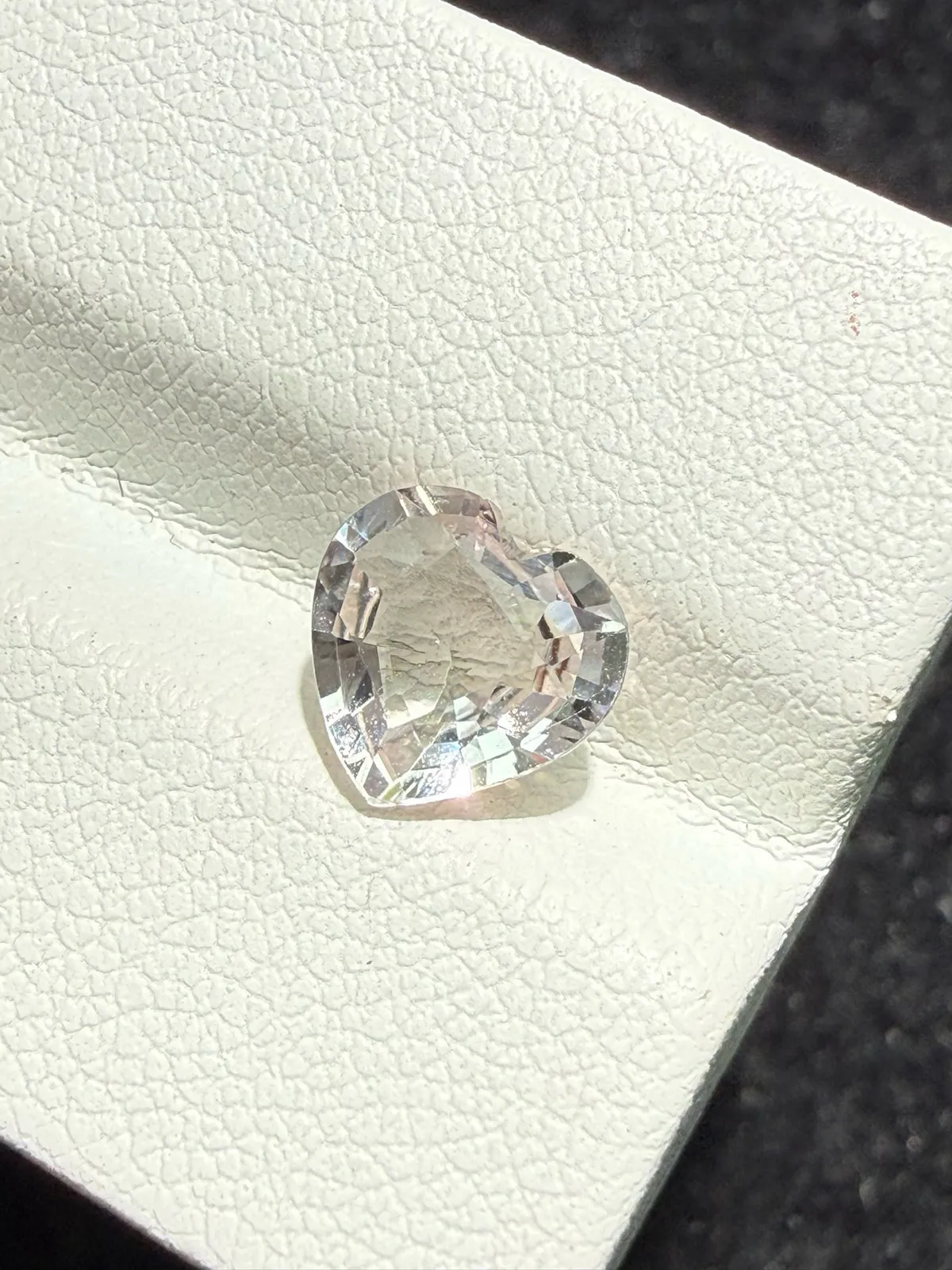 1.275ct天然摩根石裸石，颜色美艳，晶体通透，火彩足，尺寸7.9*7.6*3.8mm