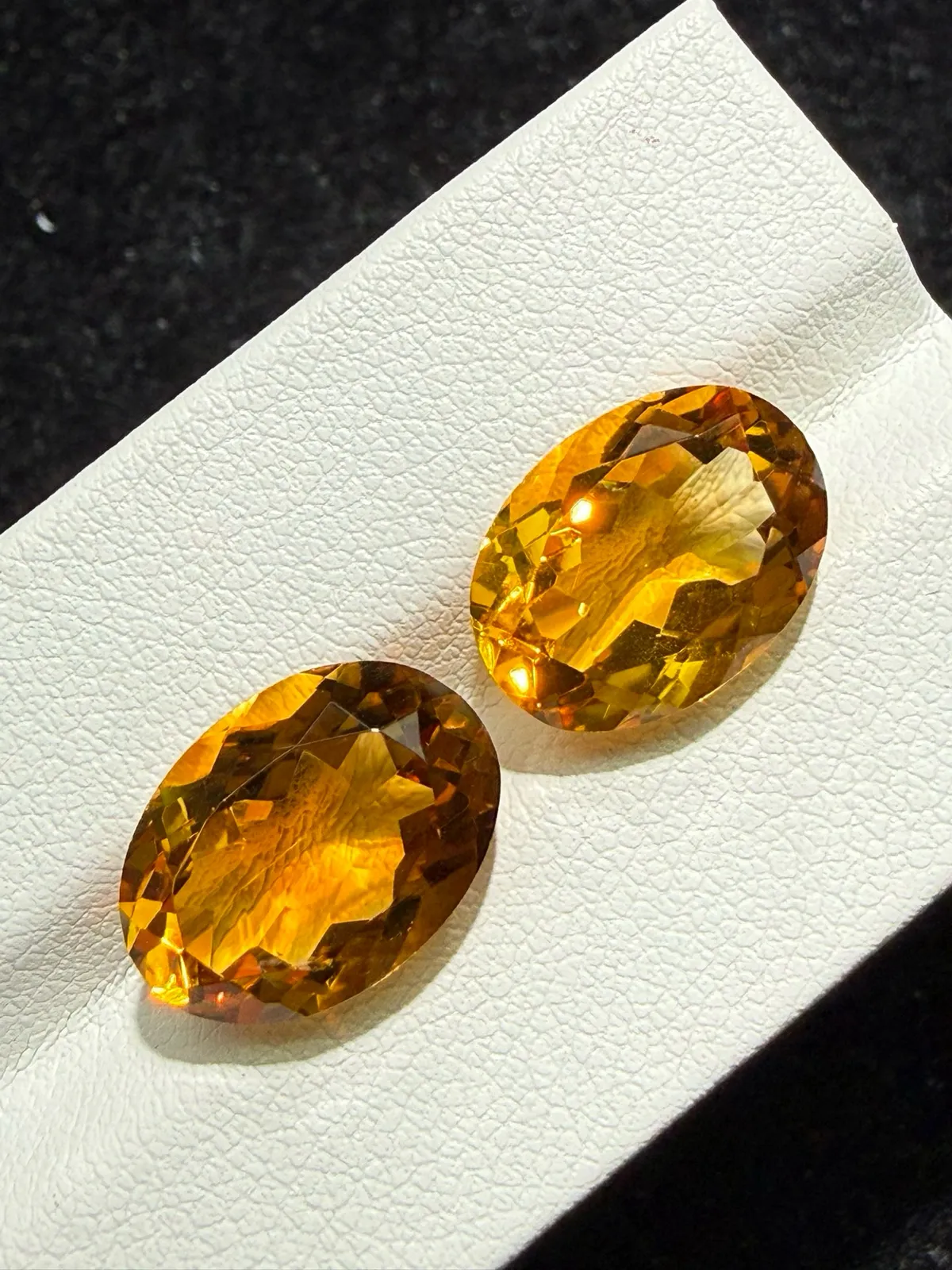 11.465ct天然黄水晶裸石，尺寸13.6*9.8*6.7mm，颜色美艳 ，晶体通透，火彩足