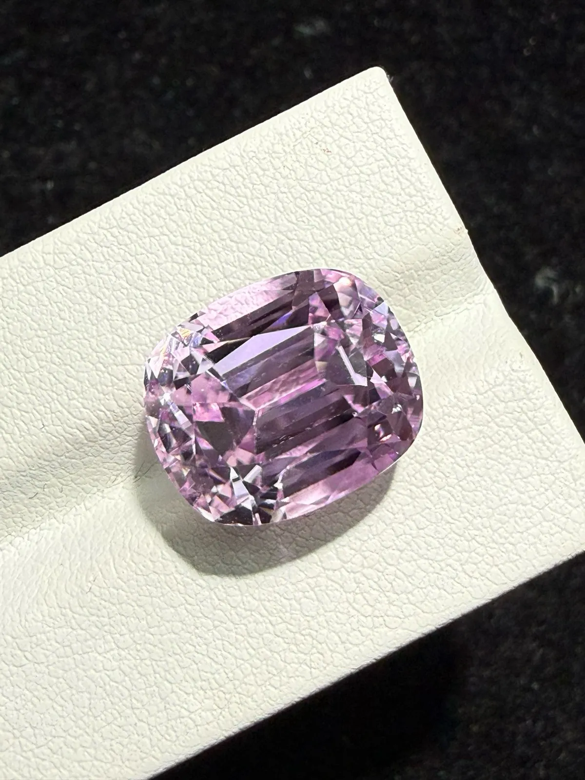 17.435ct天然紫锂辉裸石，颜色美艳，晶体干净，火彩足，尺寸14.5×12.3×11.7mm