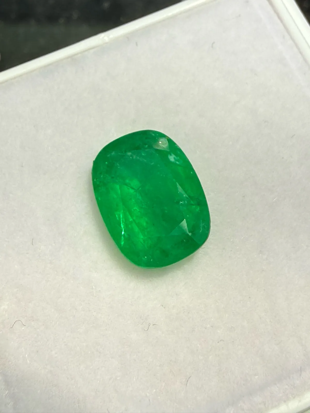 3.38ct天然祖母绿裸石，尺寸11.1*8.1*5.2 毫米，晶体微棉，颜色美艳
